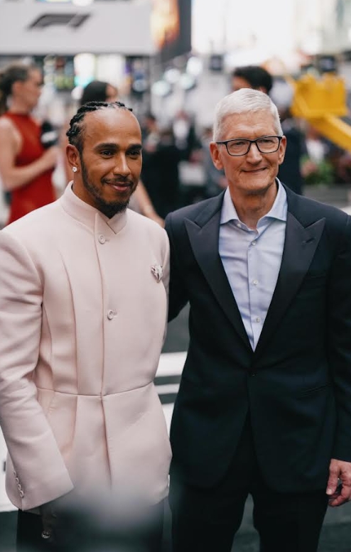F1賽車手、也是本片製片之一路易斯漢米爾頓(左)與Apple執行長提姆庫克(右)。(華納兄弟提供)