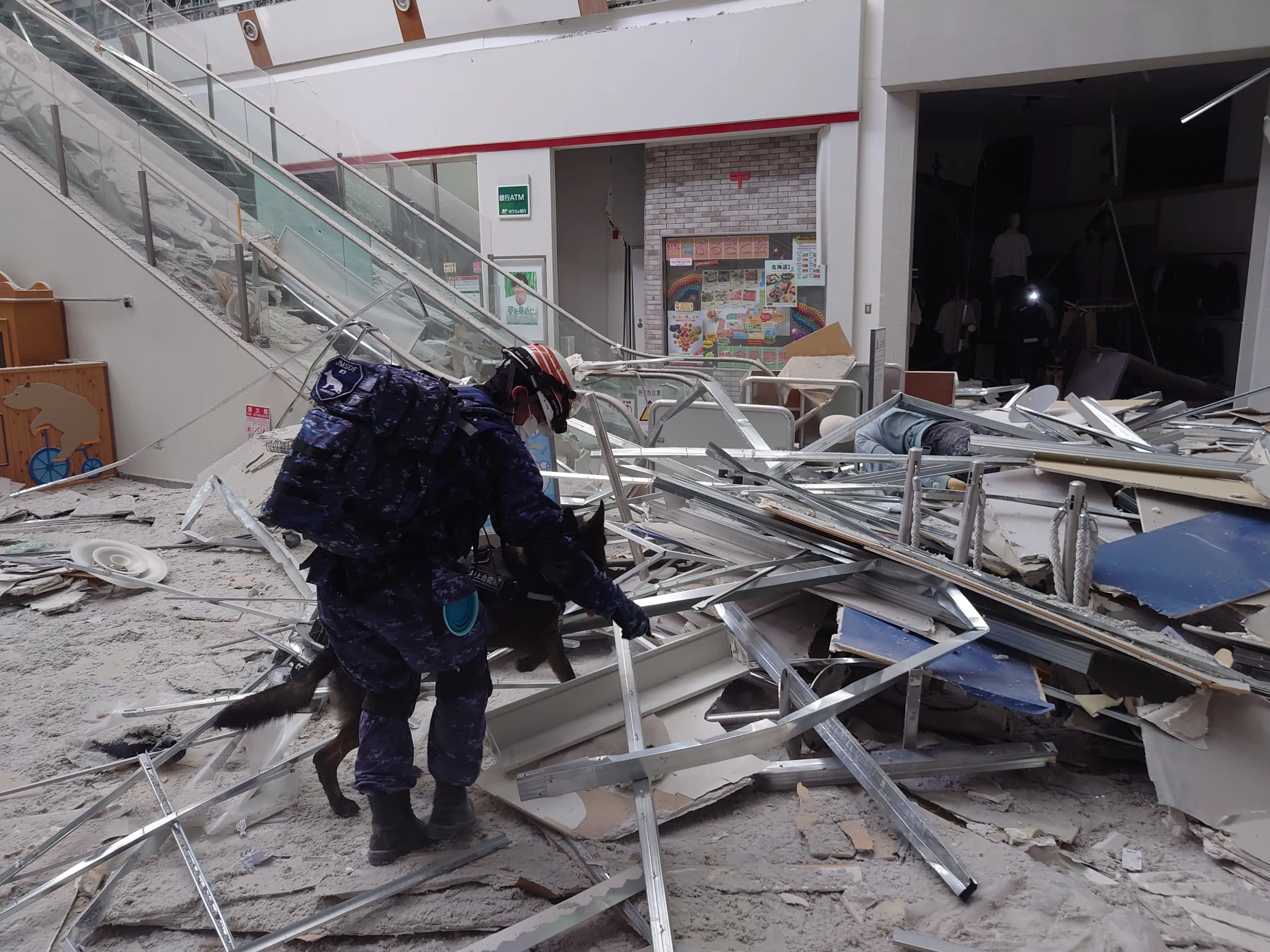 熊本AEON MALL地震後氣爆,7名員工不幸喪生。(翻攝自X海上自衛隊 呉地方総監部)