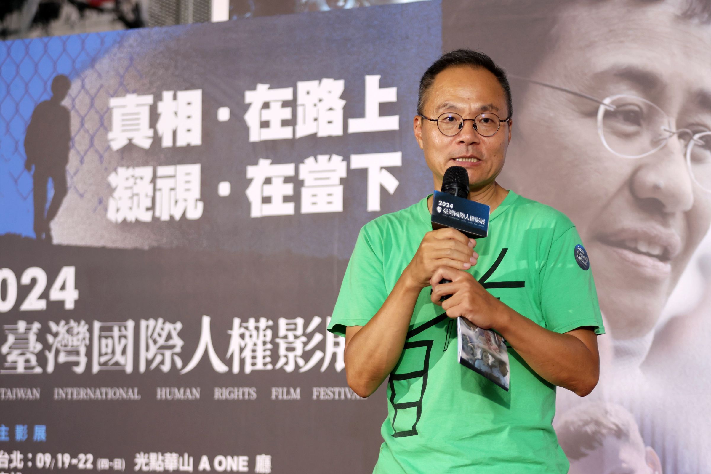 策展人閻鴻亞(鴻鴻)致詞。(想映電影提供)