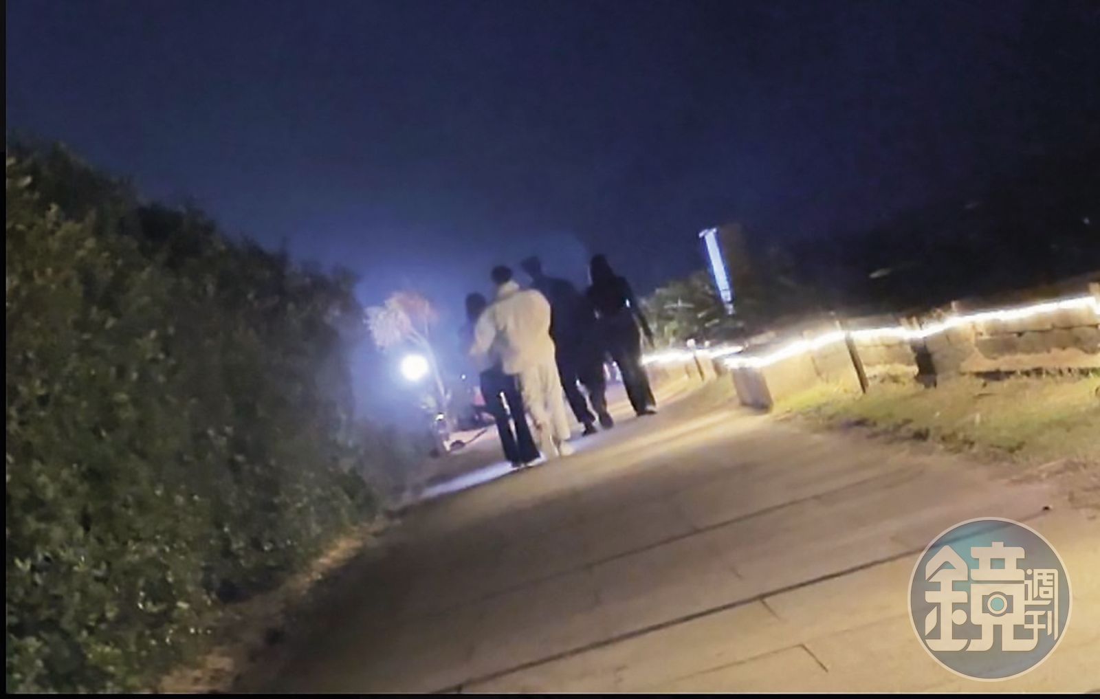 Andy（左二）走著走著，忍不住情意，摟住女友李郁涵（左一）的腰。（讀者提供）