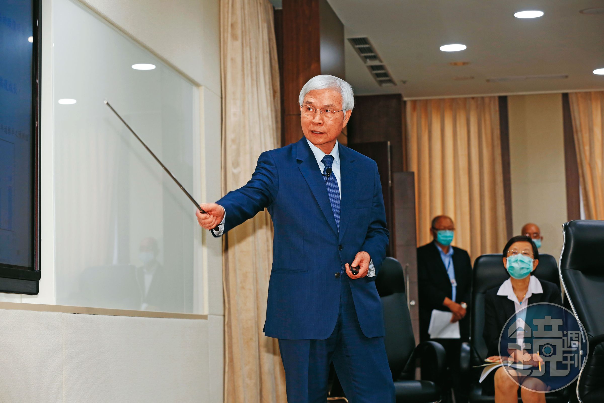 配合政府打擊炒房方向,央行總裁楊金龍也祭出不少信用管制措施。