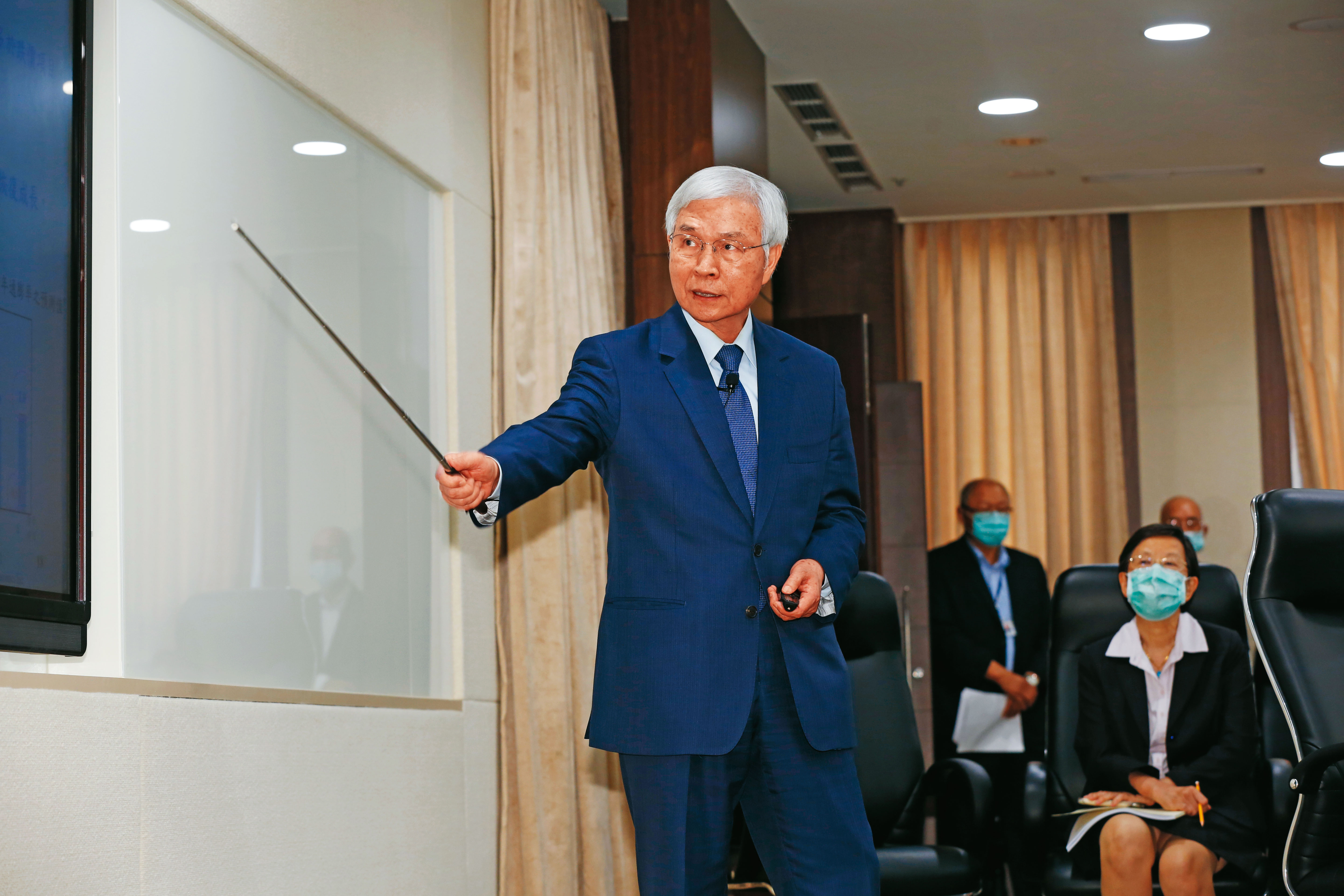 配合政府打擊炒房方向，央行總裁楊金龍也祭出不少信用管制措施。