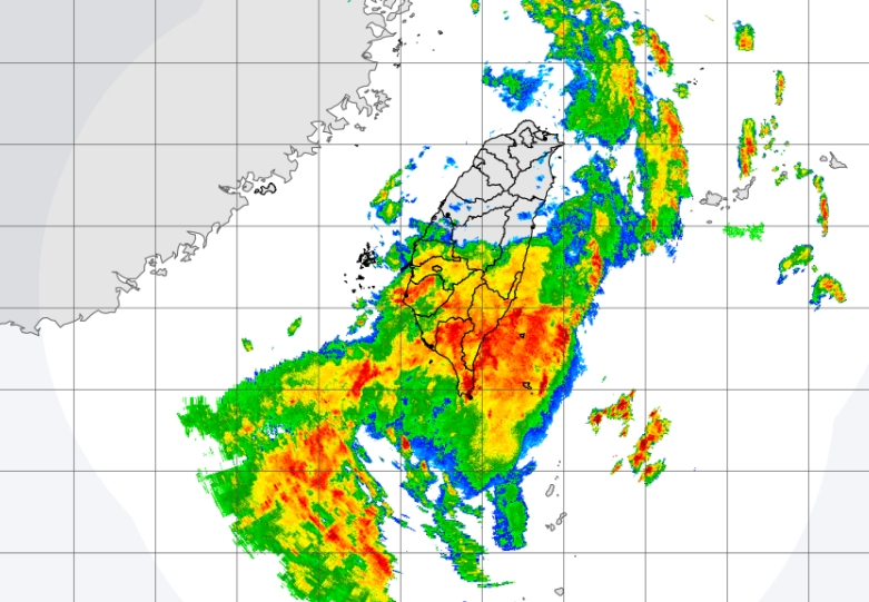 今（13日）至明（14日）清晨受西南風增強影響，容易出現短時強降雨，嘉義以南及台灣東南部地區將有陣雨或雷雨發生。（翻攝自中央氣象署官網）