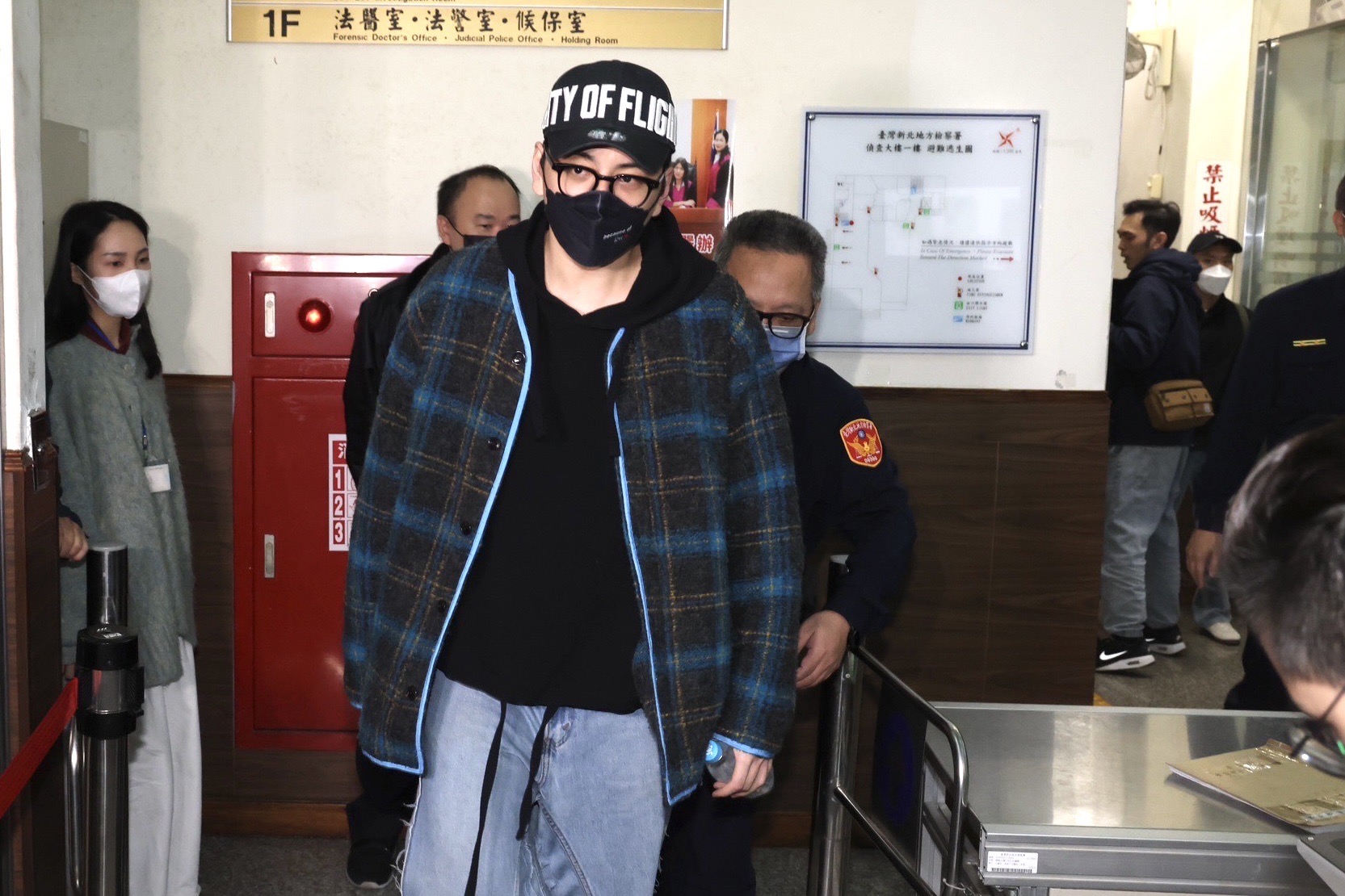  王大陸今早因逃兵遭拘提，下午移送新北地檢署複訊，檢察官諭令新台幣15萬元交保。