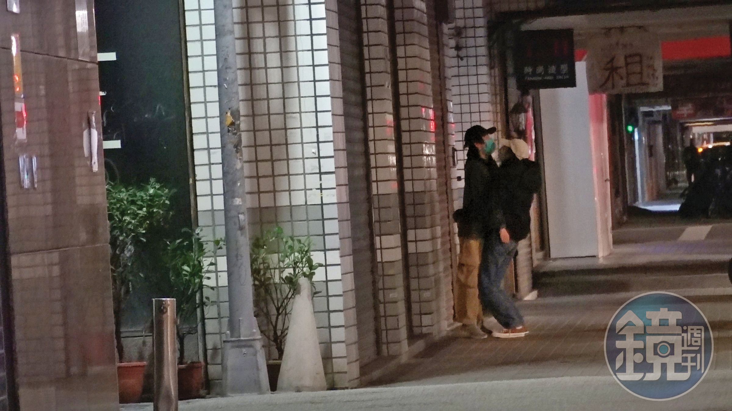 巫建和、林奕嵐曾有街邊親熱的火辣勾纏畫面,但後來也沒傳出交往。(資料照)