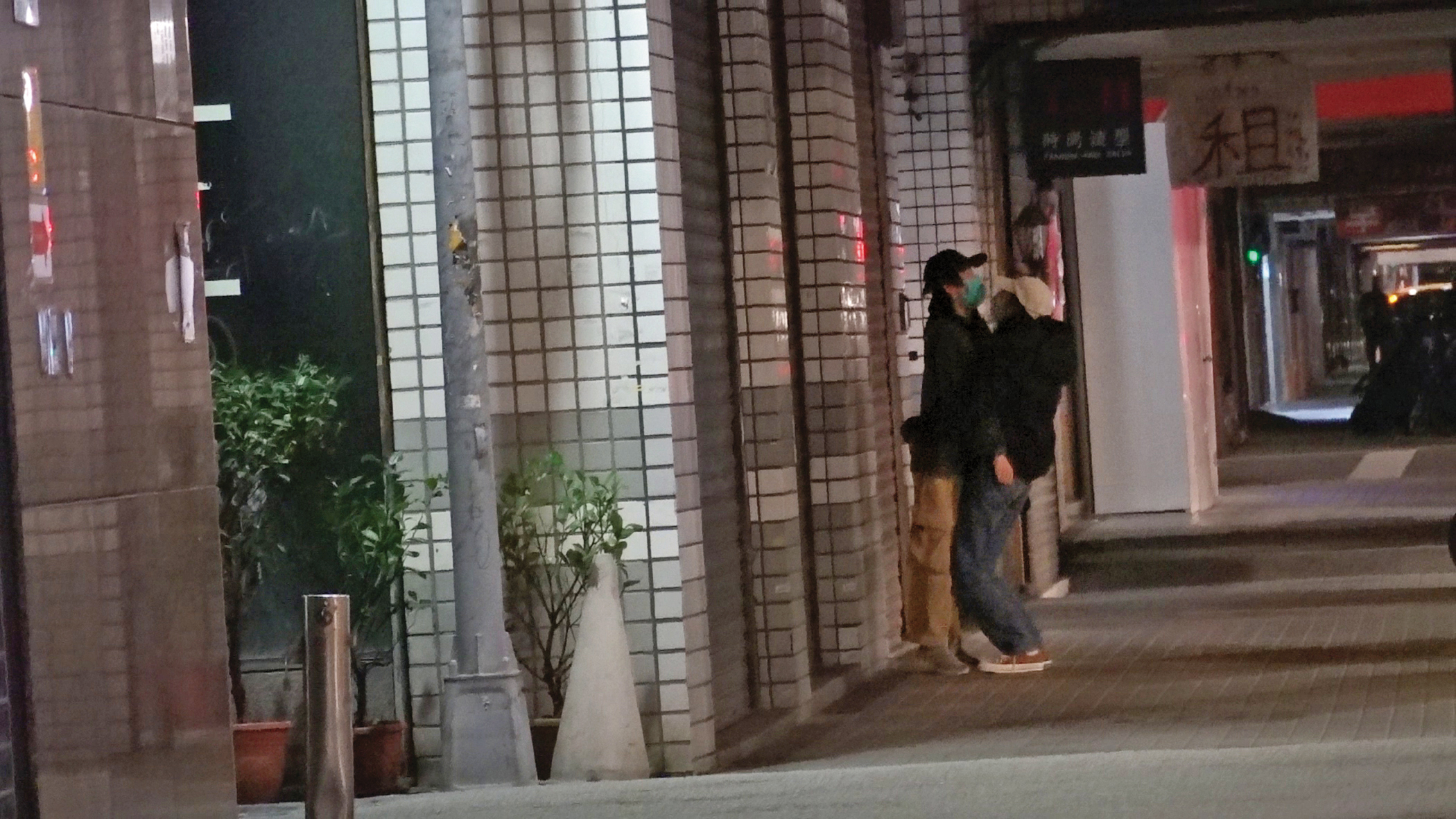 巫建和、林奕嵐曾有街邊親熱的火辣勾纏畫面,但後來也沒傳出交往。(資料照)