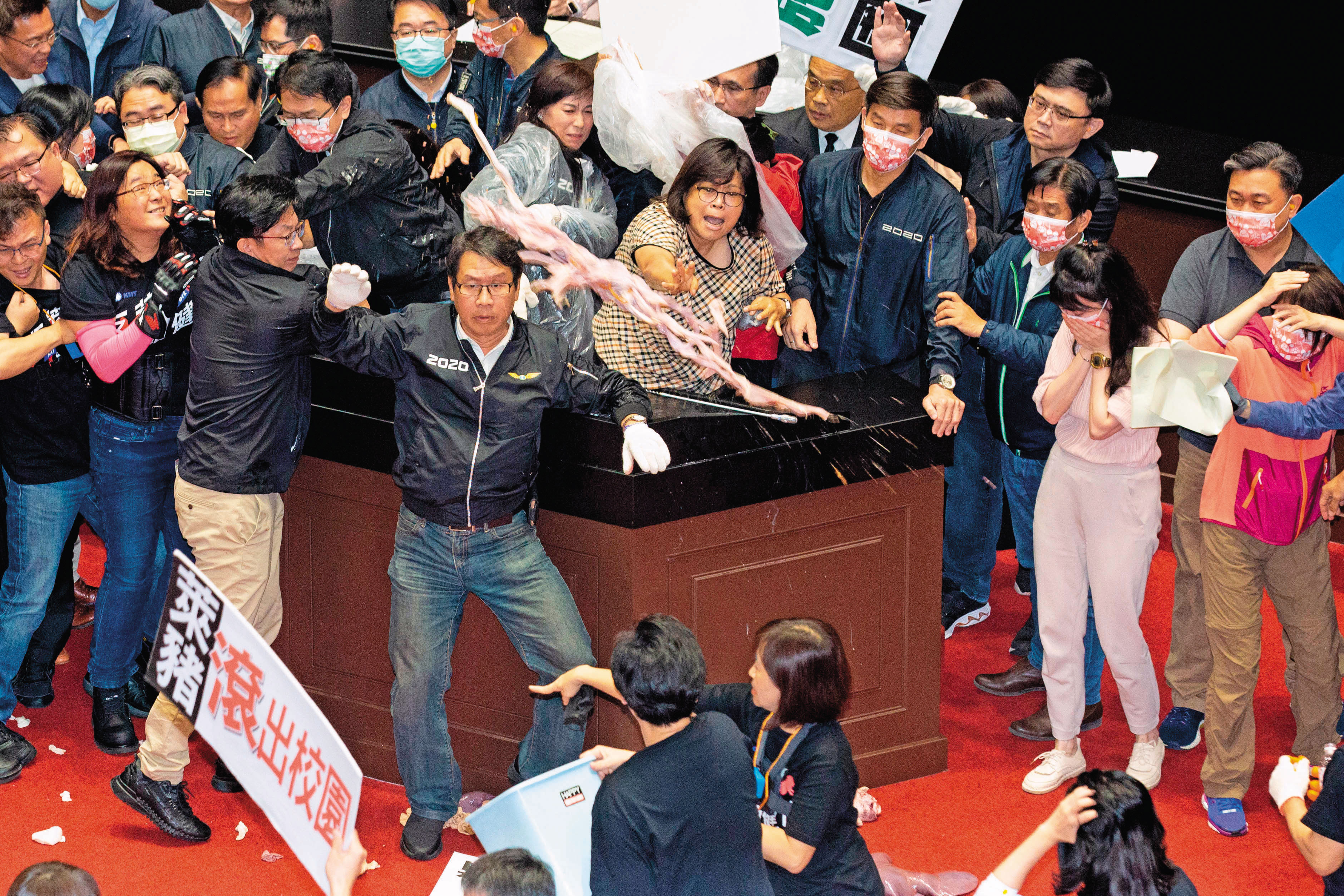 蕭美琴透露,台美貿易談判的說服過程中,她曾秀出國民黨在立院丟豬內臟的照片給美方看。