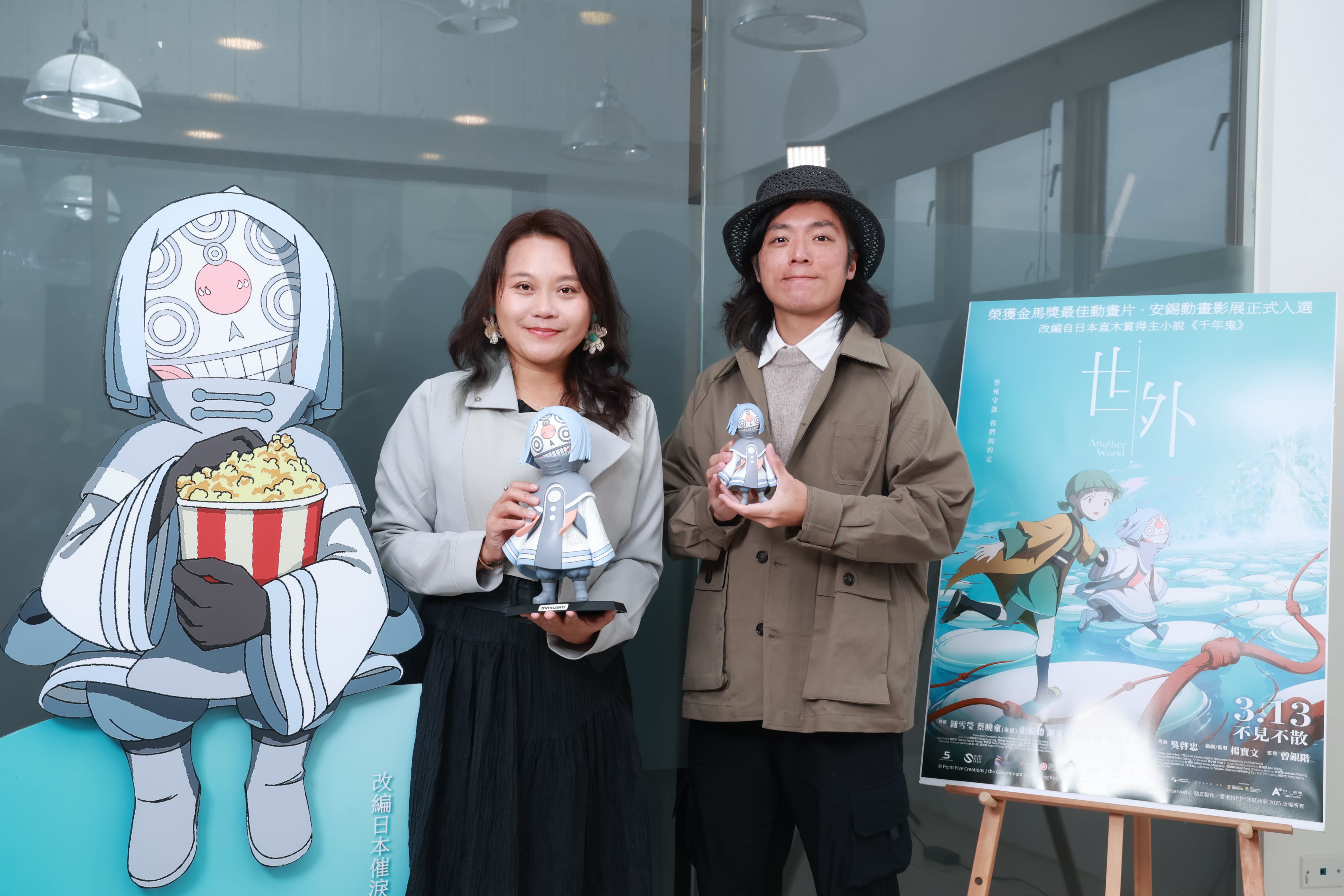 《世外》導演吳啓忠（右）與監製兼編劇楊寶文來台宣傳。（甲上提供）