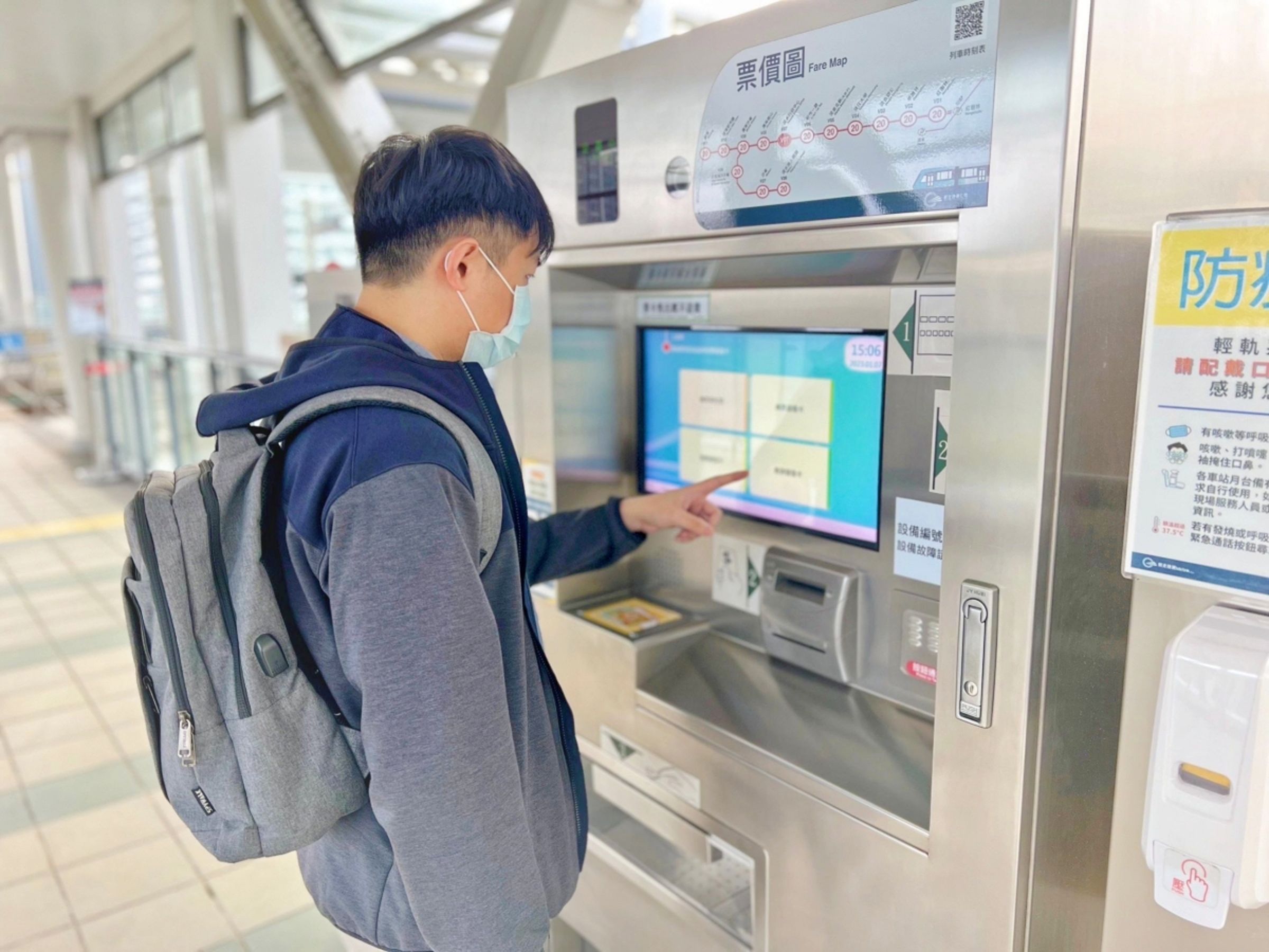有網友發現台北捷運站內的加值機，可以靠卡領到「常客回饋金」。（新北捷運公司提供）
