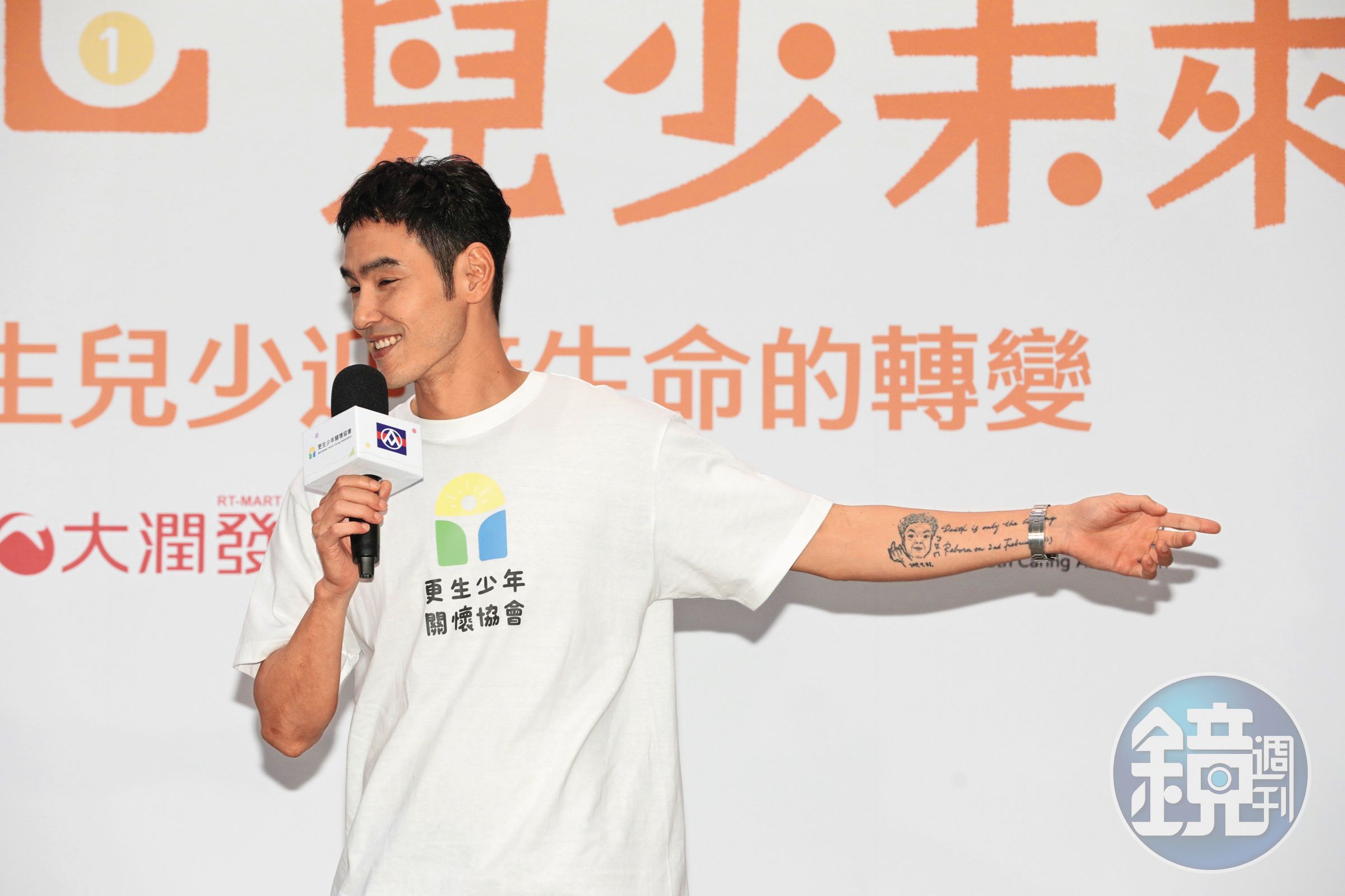 阮經天將已故奶奶刺在左手上,這才是名副其實的遛長輩好嗎!