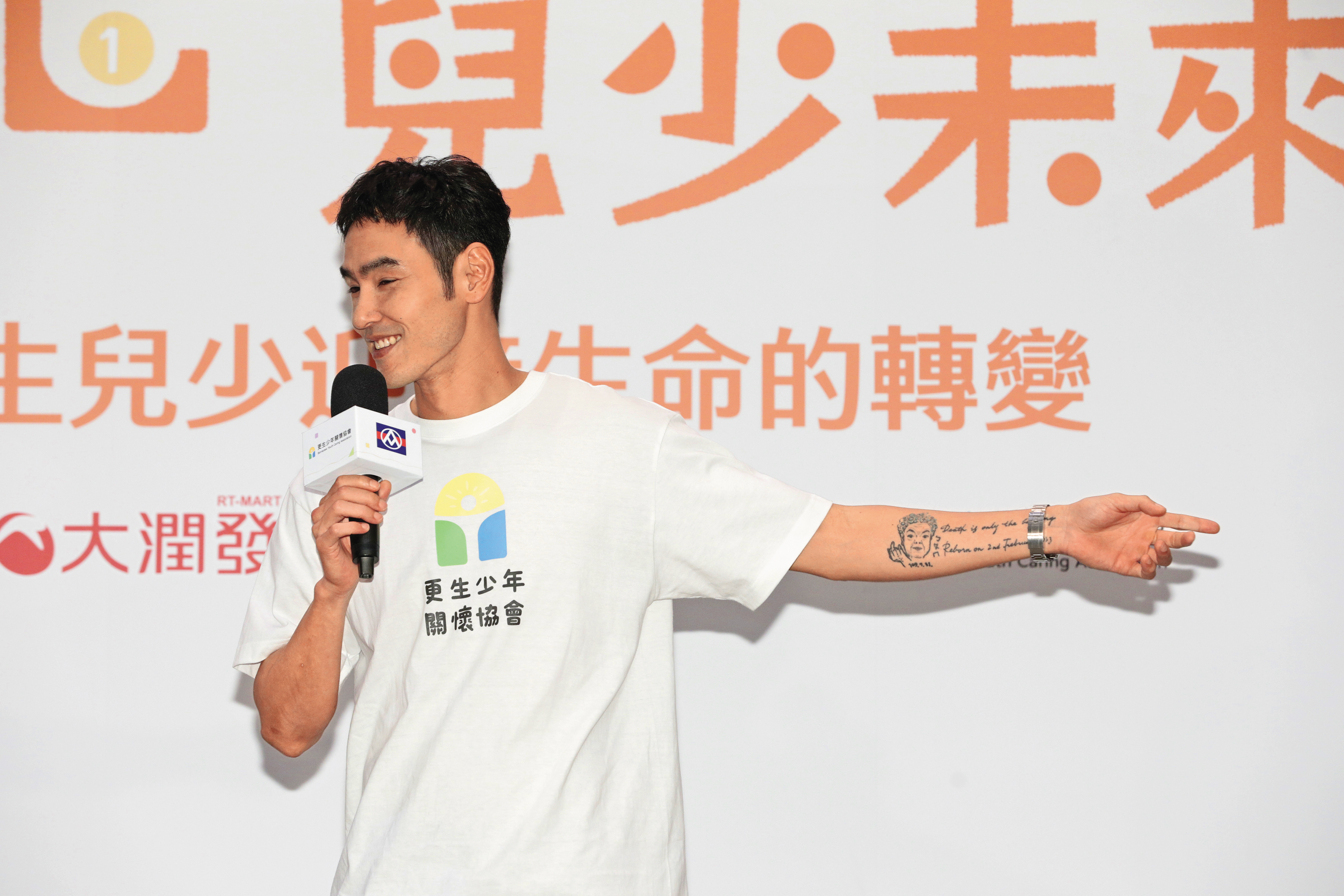 阮經天將已故奶奶刺在左手上，這才是名副其實的遛長輩好嗎！