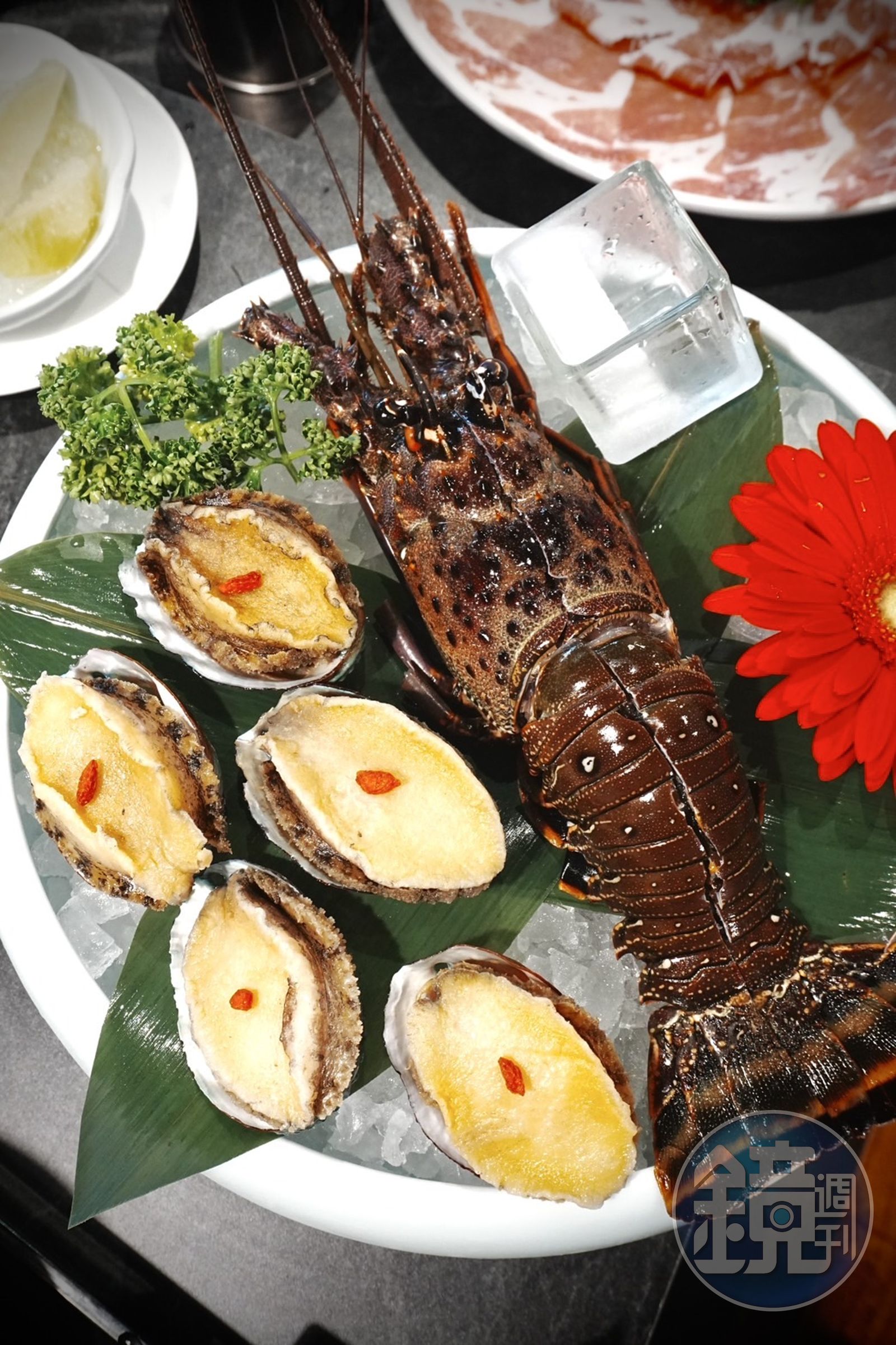 同樣是永康店獨家限定的「龍蝦鮑魚極緻雙饗」，帶給海鮮控痛風也甘願的美味。（1,688元／份）