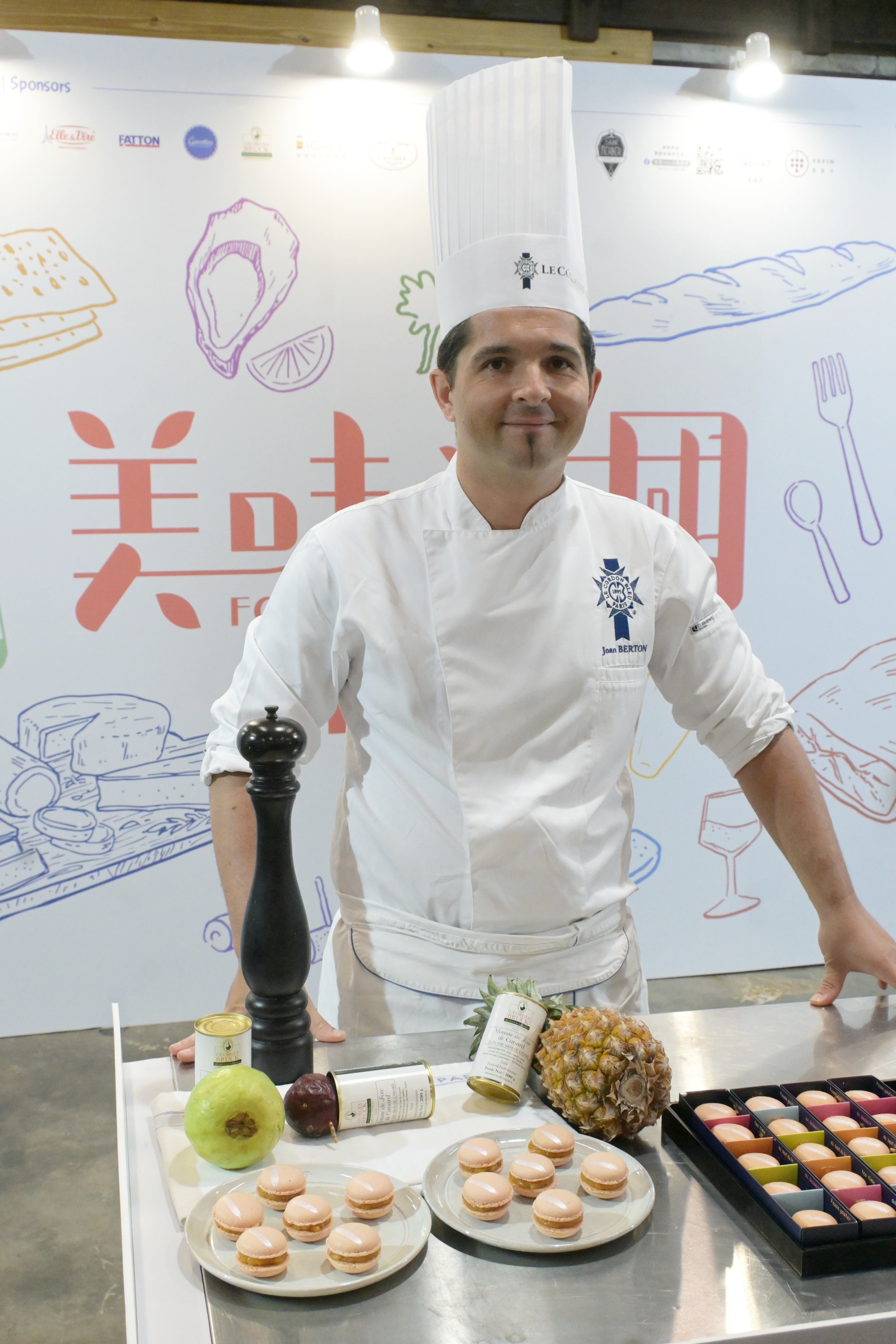 邀請高雄藍帶甜點主廚Joan Berton現場展演製作鴨肝馬卡龍。