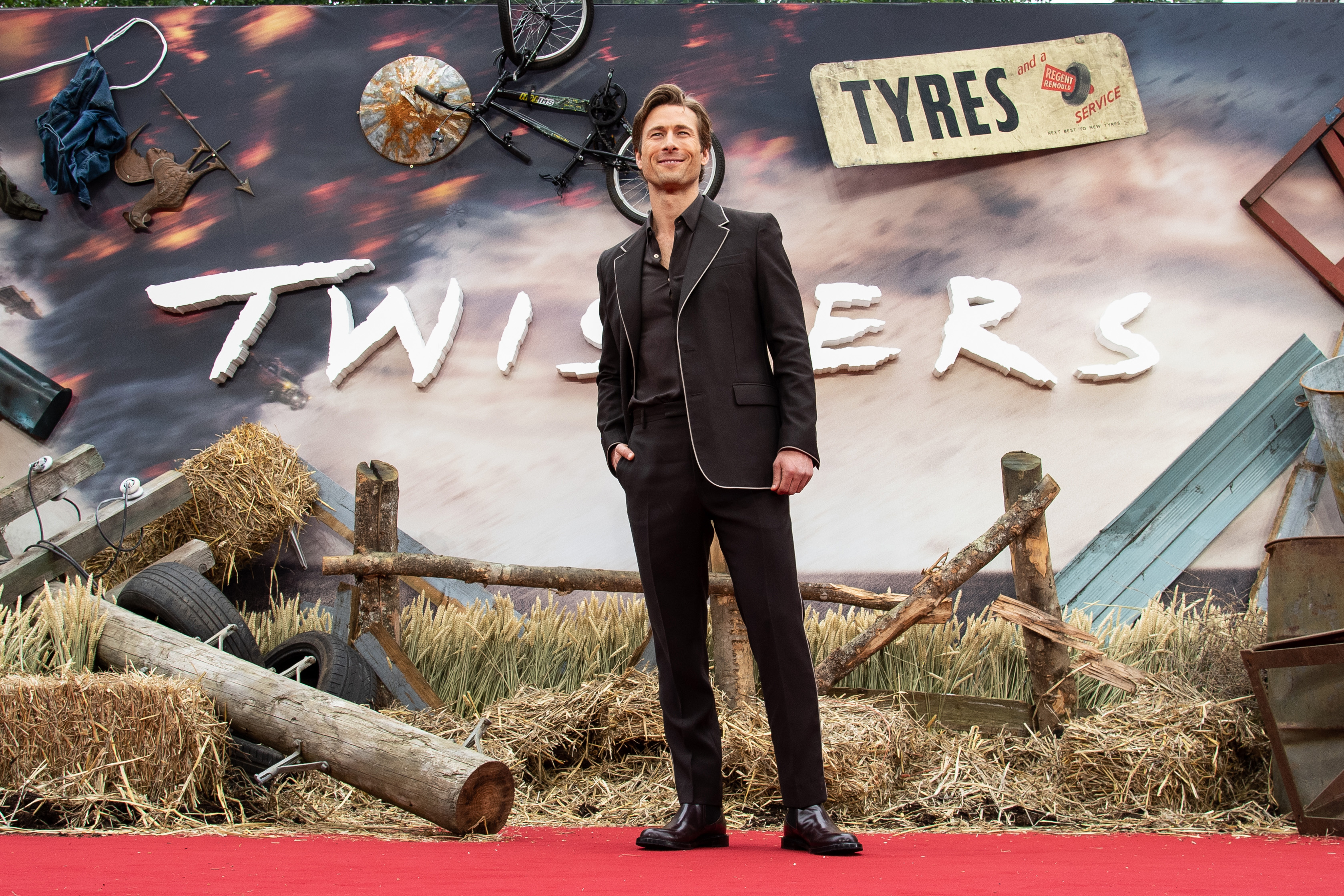 葛倫鮑威爾被其他演員爆料，其實很會跳舞，是最佳舞棍。（華納兄弟提供）