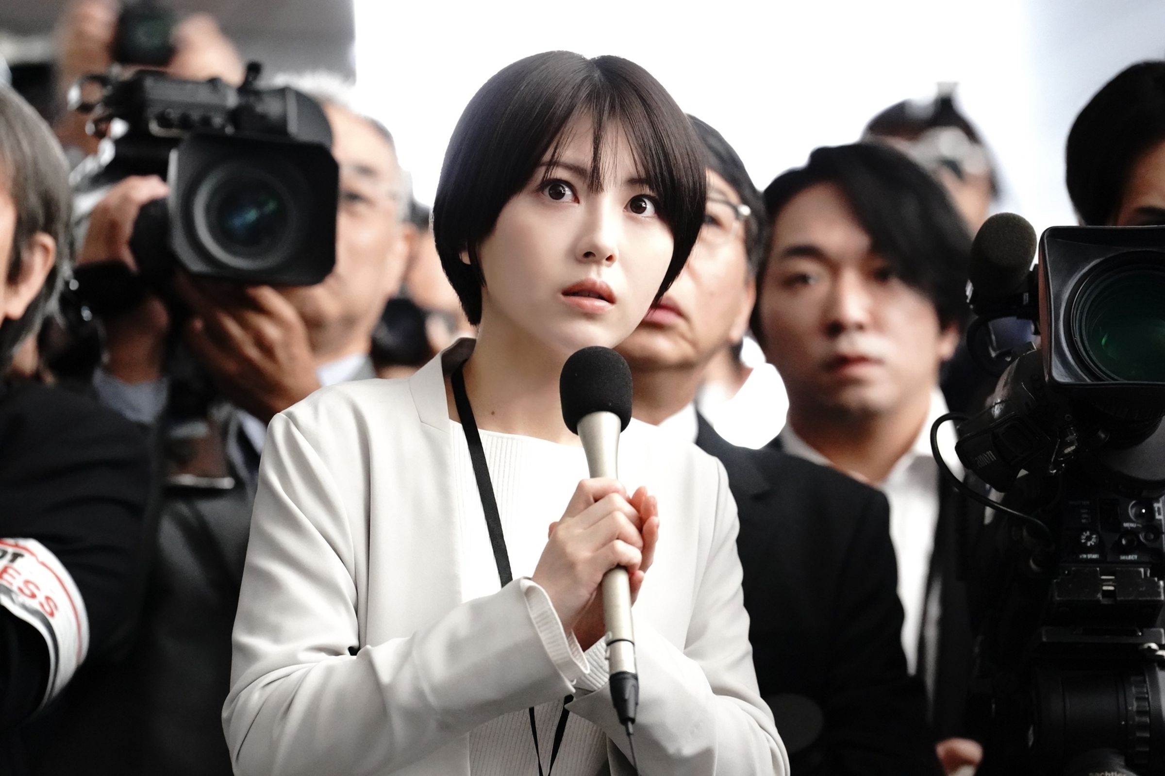 濱邊美波飾演電視台的菜鳥記者。(車庫娛樂提供)