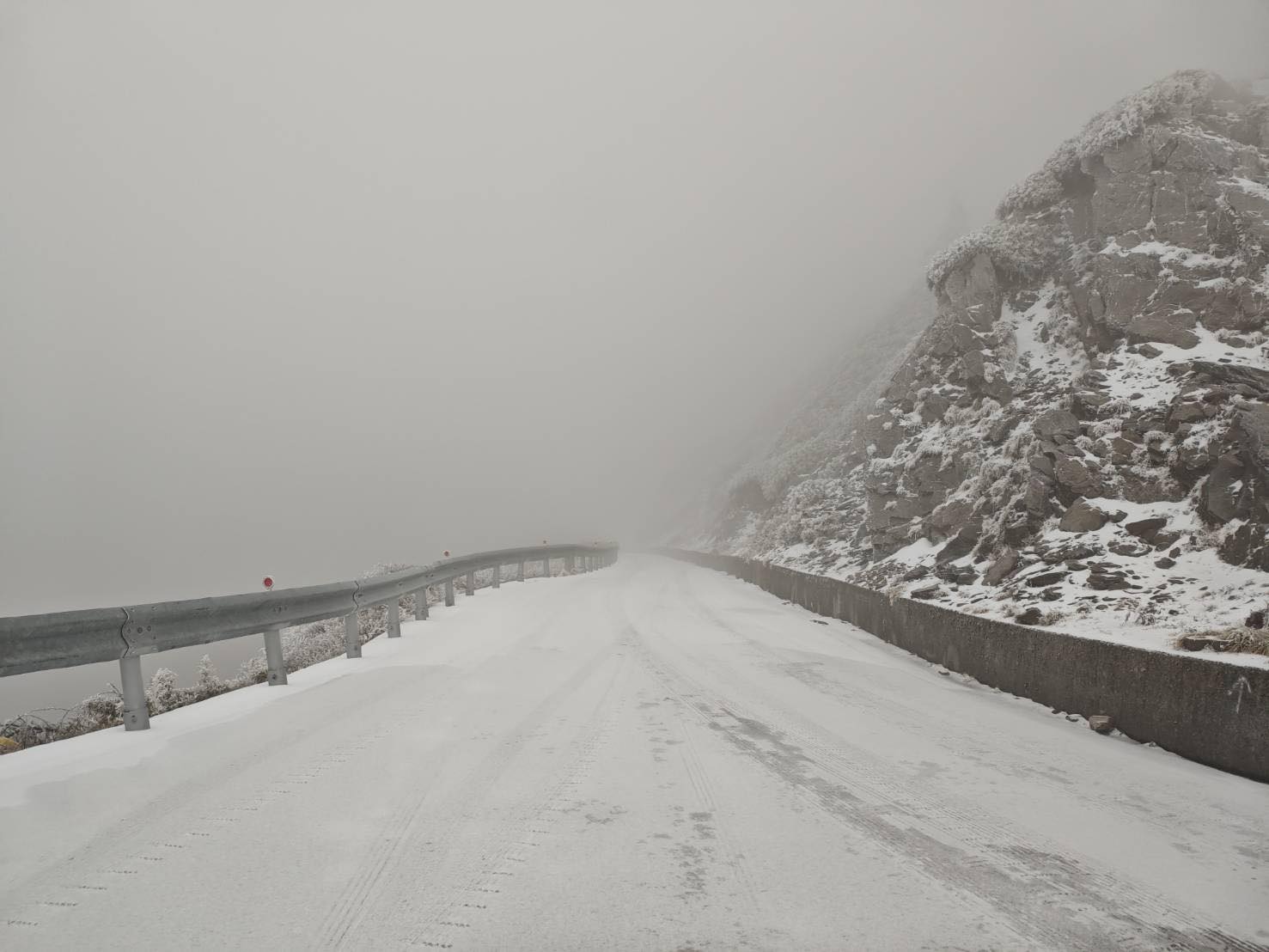 中橫成銀白世界。(取自粉專「中橫路況交通資訊站」)