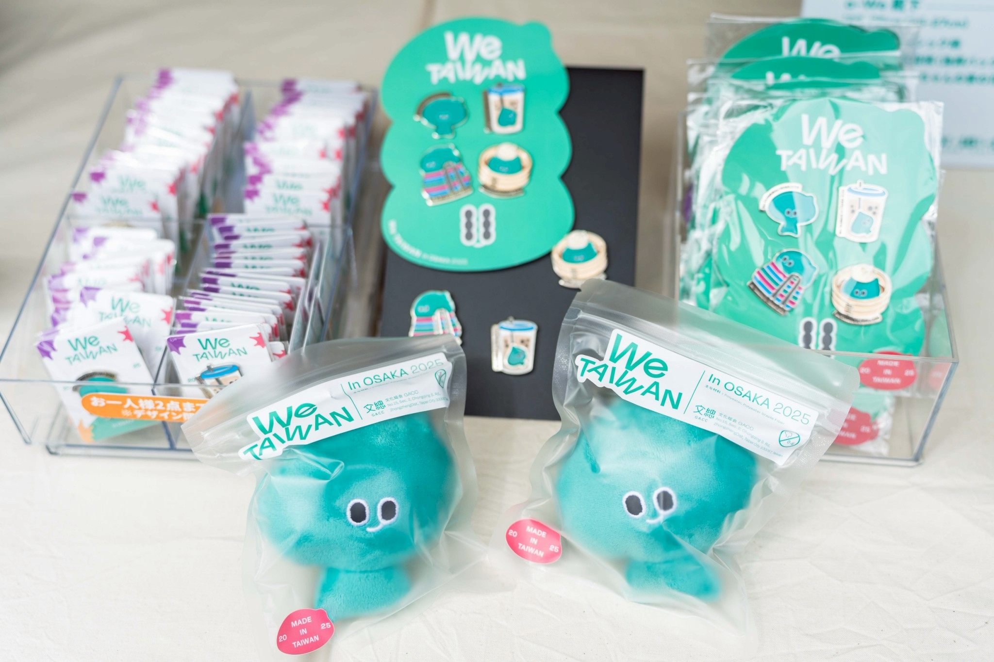 We TAIWAN周邊商品採限量限購販售，熱銷排行前三名為a-We玻璃扭蛋、徽章、娃娃吊飾，不到1小時即宣告完售。（文化總會提供）