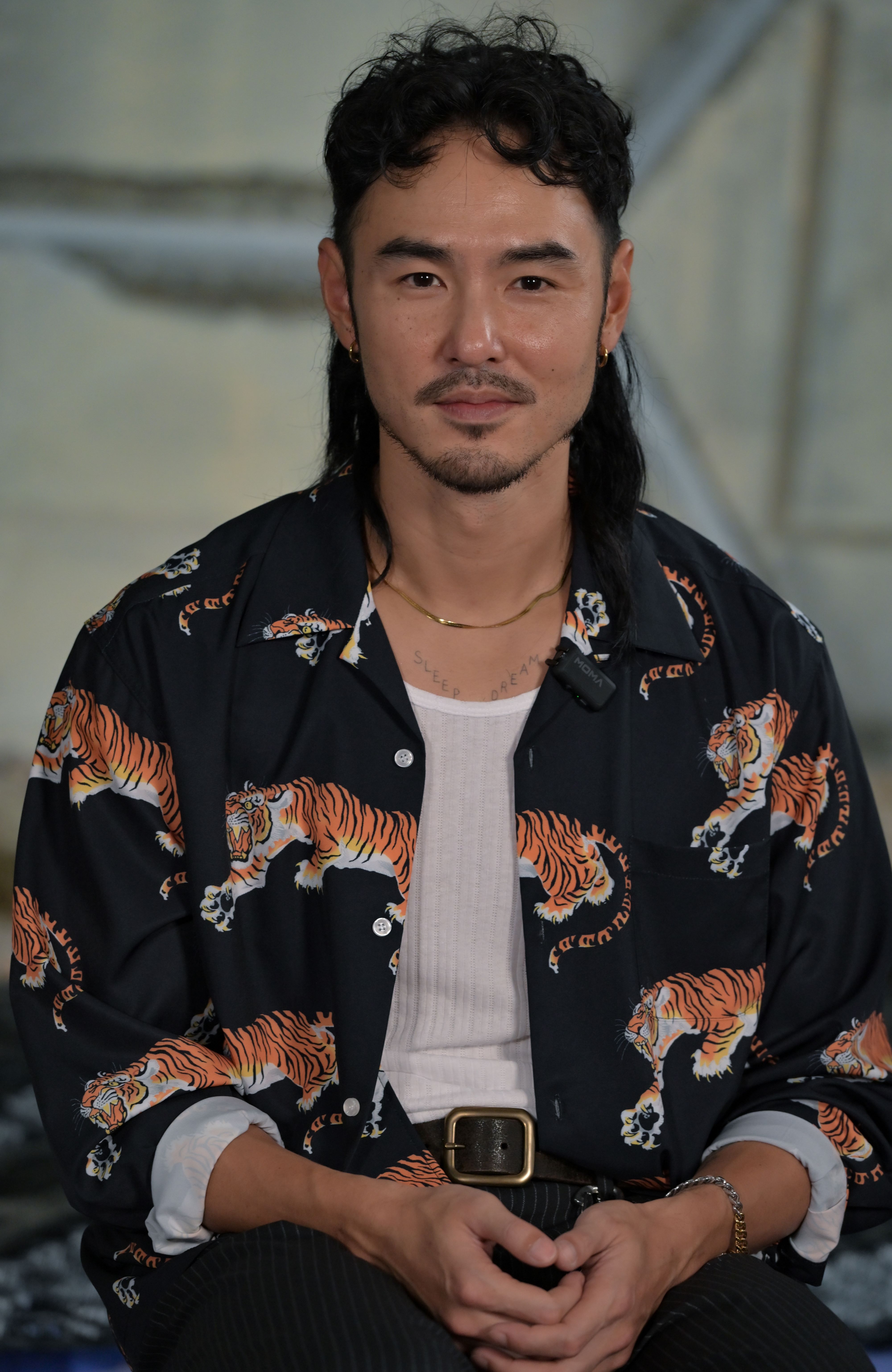 阮經天以「狼尾頭」搭配金牙造型登場，這已是他與黃精甫導演第３次合作。（華映提供）