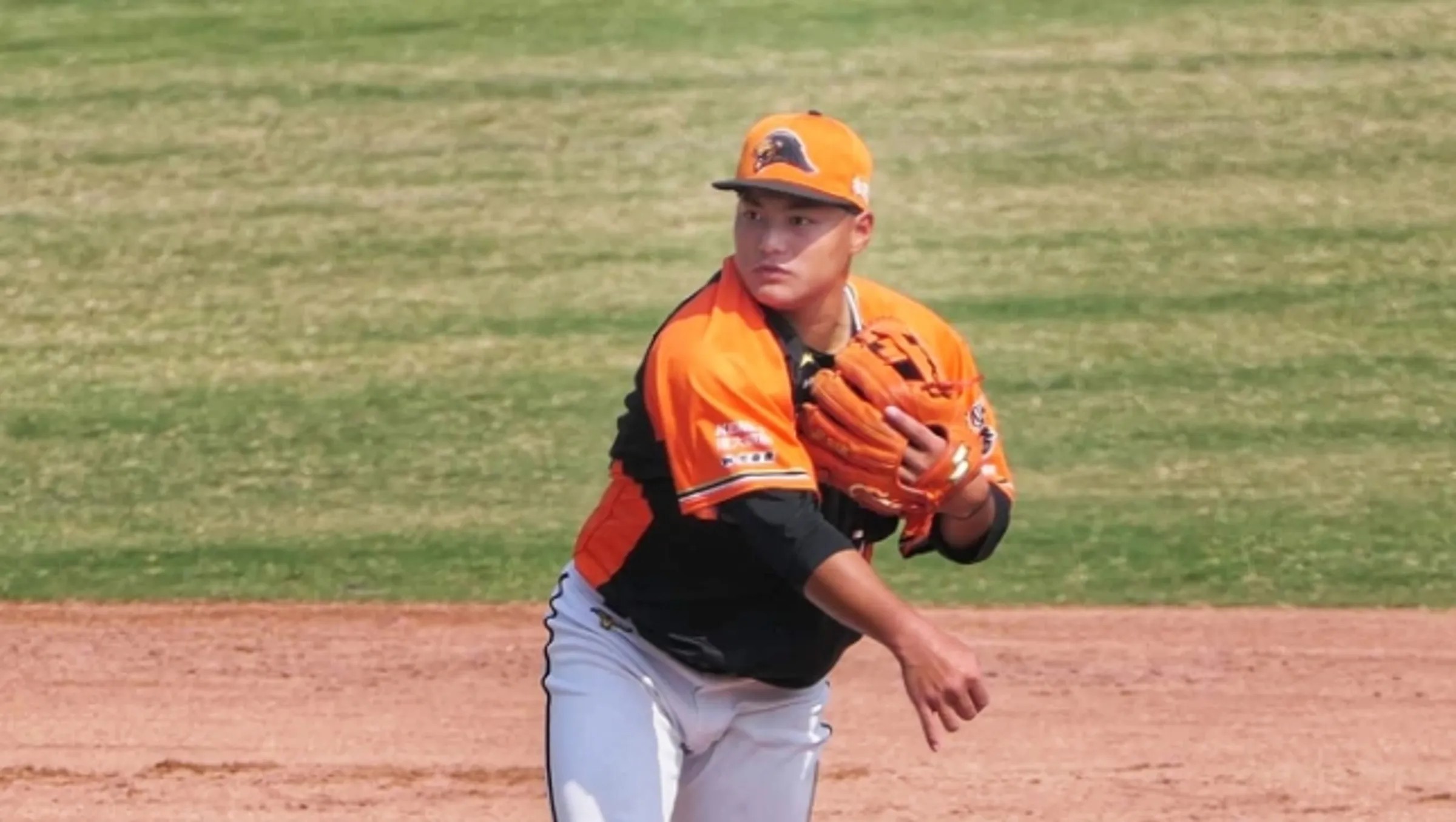 曾在躍樂運動行銷旗下的前統一獅內野手黃勇傳,前年5月開記者會說明債務問題,曾提到出事後未獲經紀公司幫助。(翻攝黃勇傳臉書)