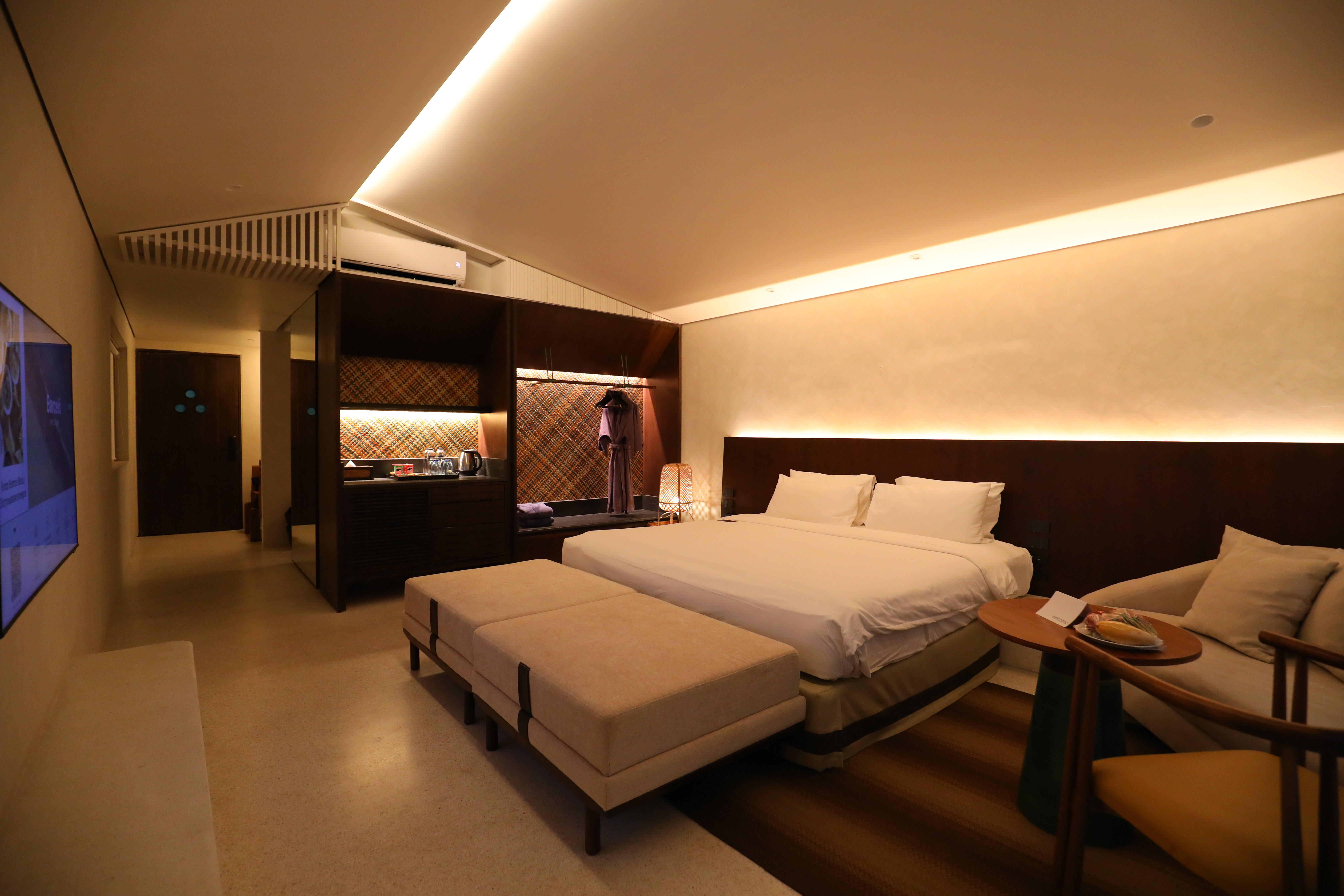 「Lux Jacuzzi Suite」19坪大空間寬敞舒適，裝潢簡單卻充滿度假風情。