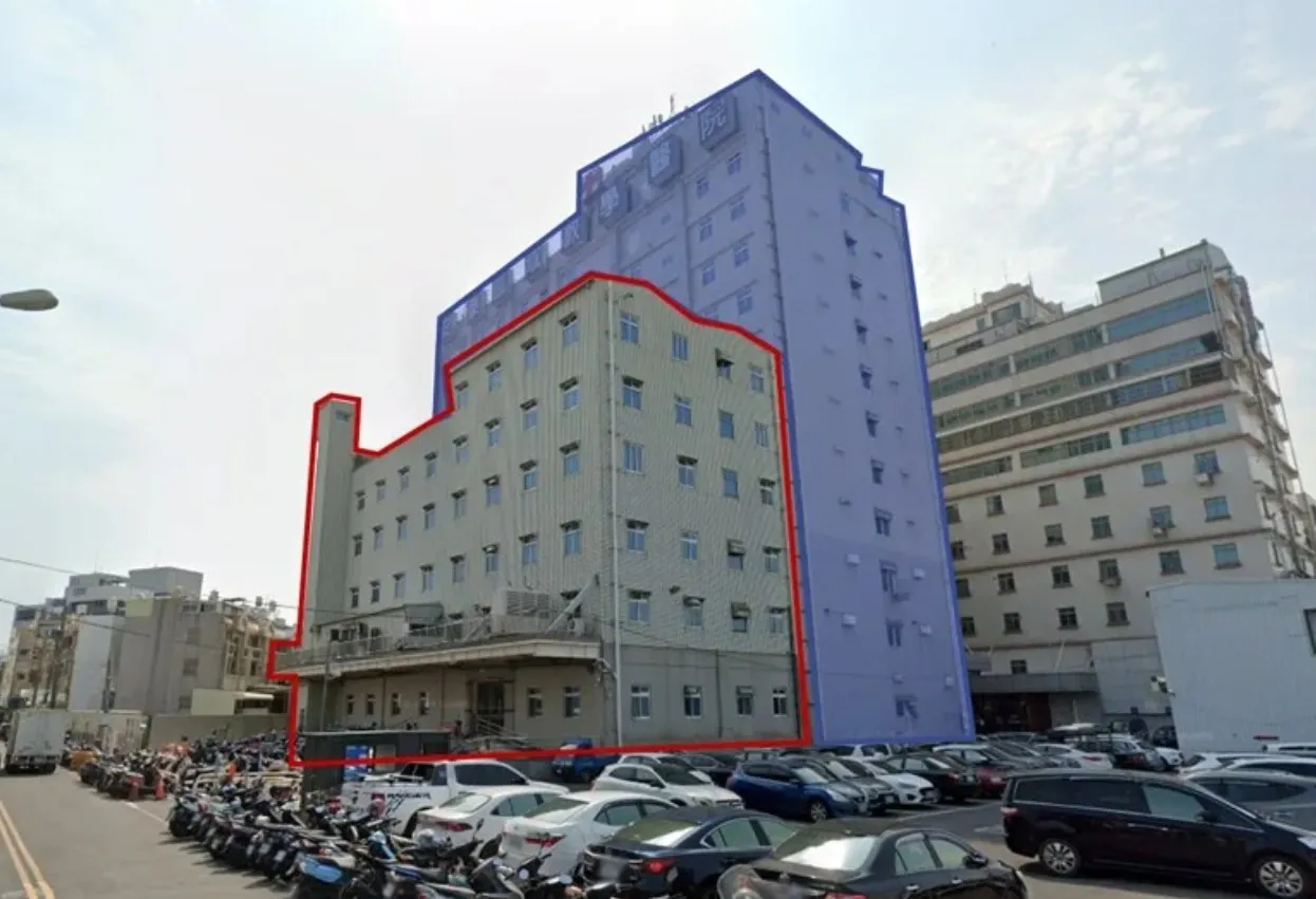 安泰醫院違建橫行，院區近半面積（紅框處）非法增建。（翻攝畫面）