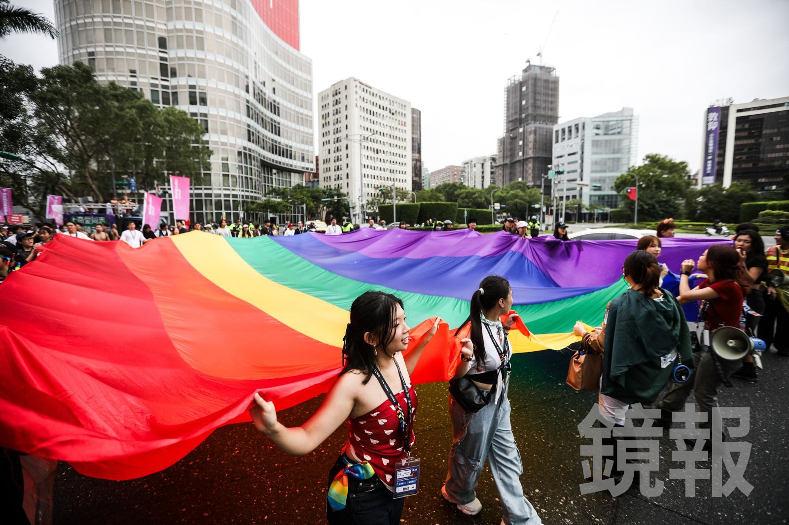 同志酒吧遭不當搜查引族群不安 蔡英文在遊行前夕溫暖喊話:繼續為彼此撐一把傘