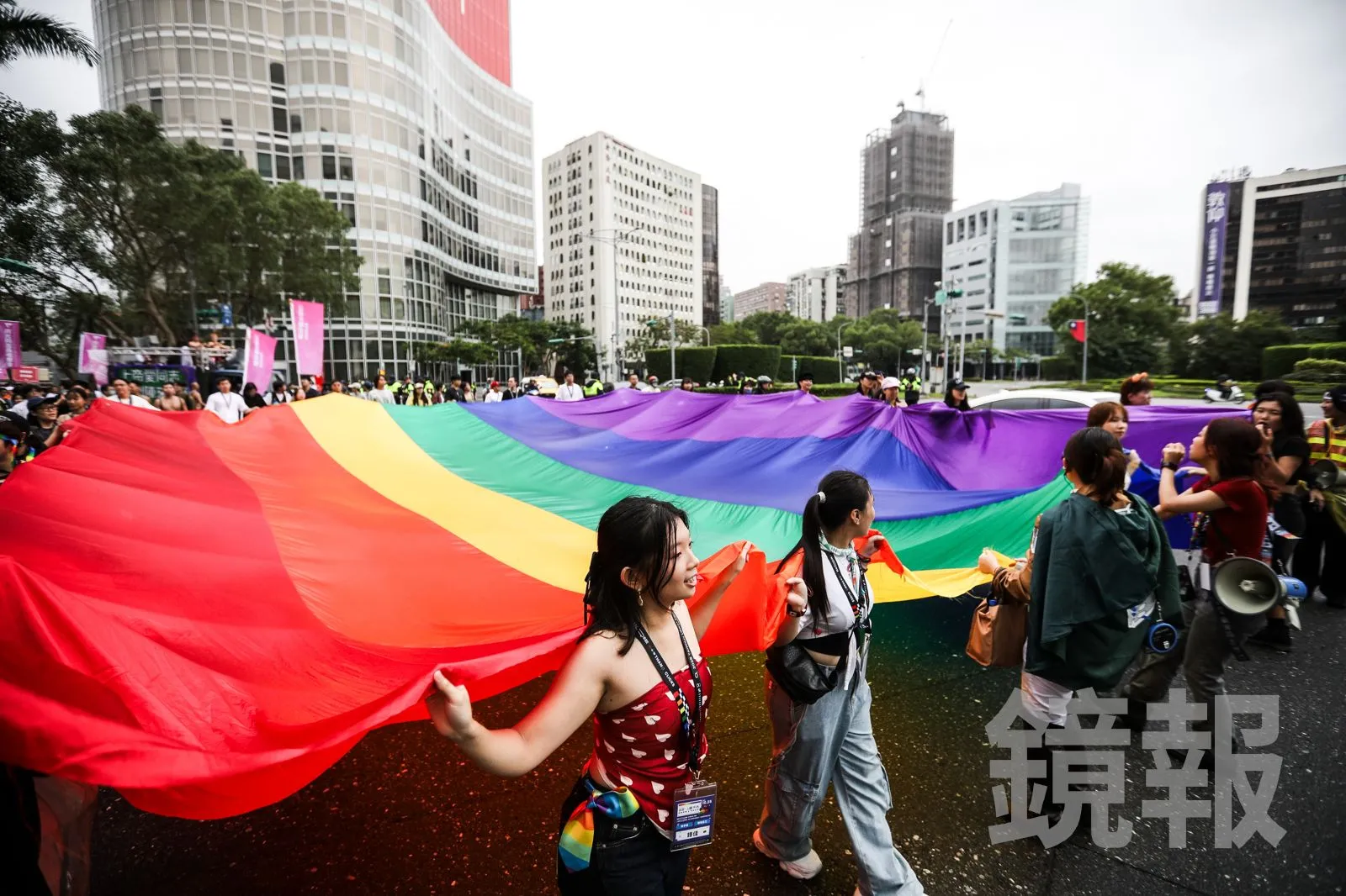 同志酒吧遭不當搜查引族群不安　蔡英文在遊行前夕溫暖喊話：繼續為彼此撐一把傘
