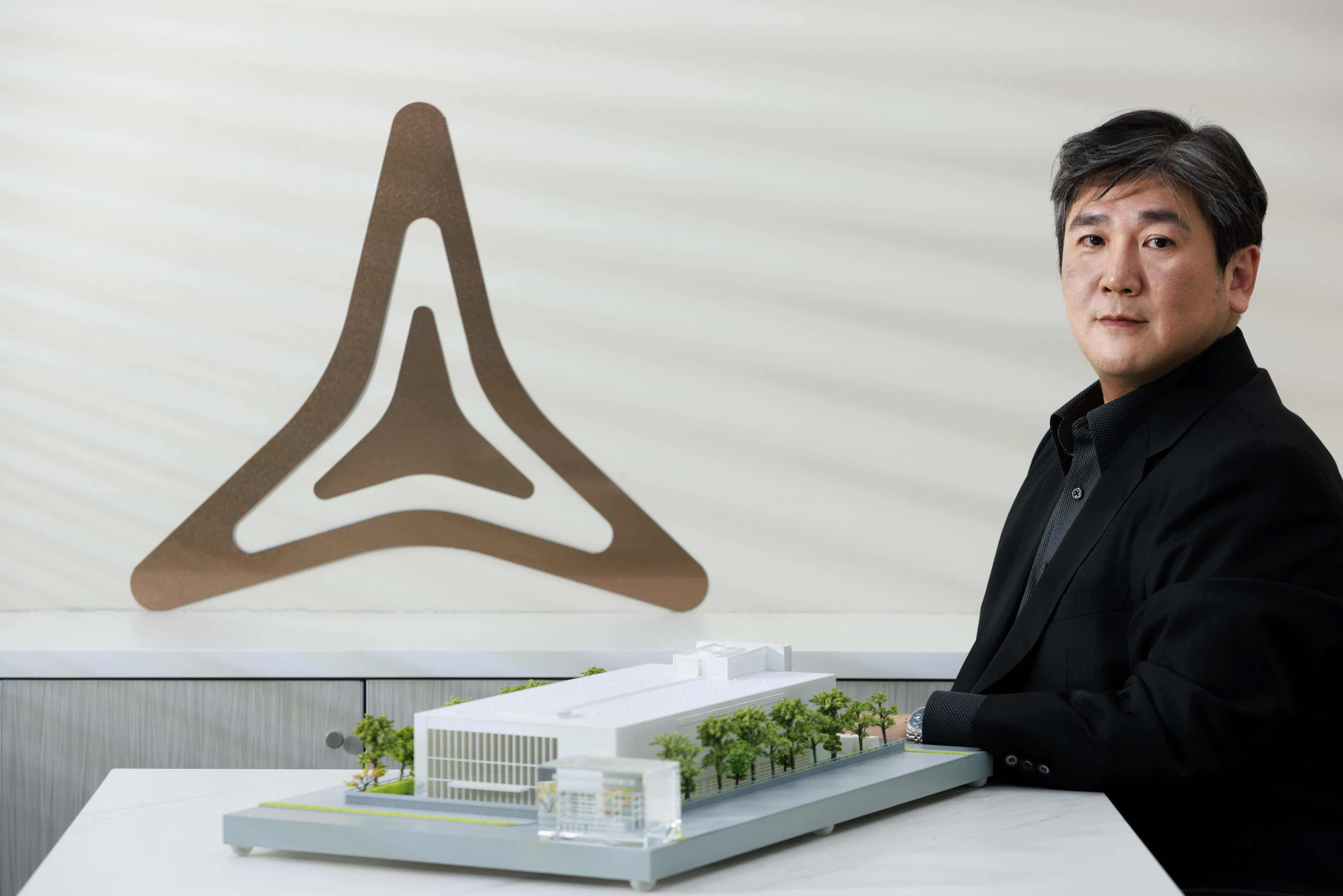 蘇昭龍用「解建築」的核心理念，為品牌、城市與社會永續，找出空間最適解。圖／承億建築事務所提供。