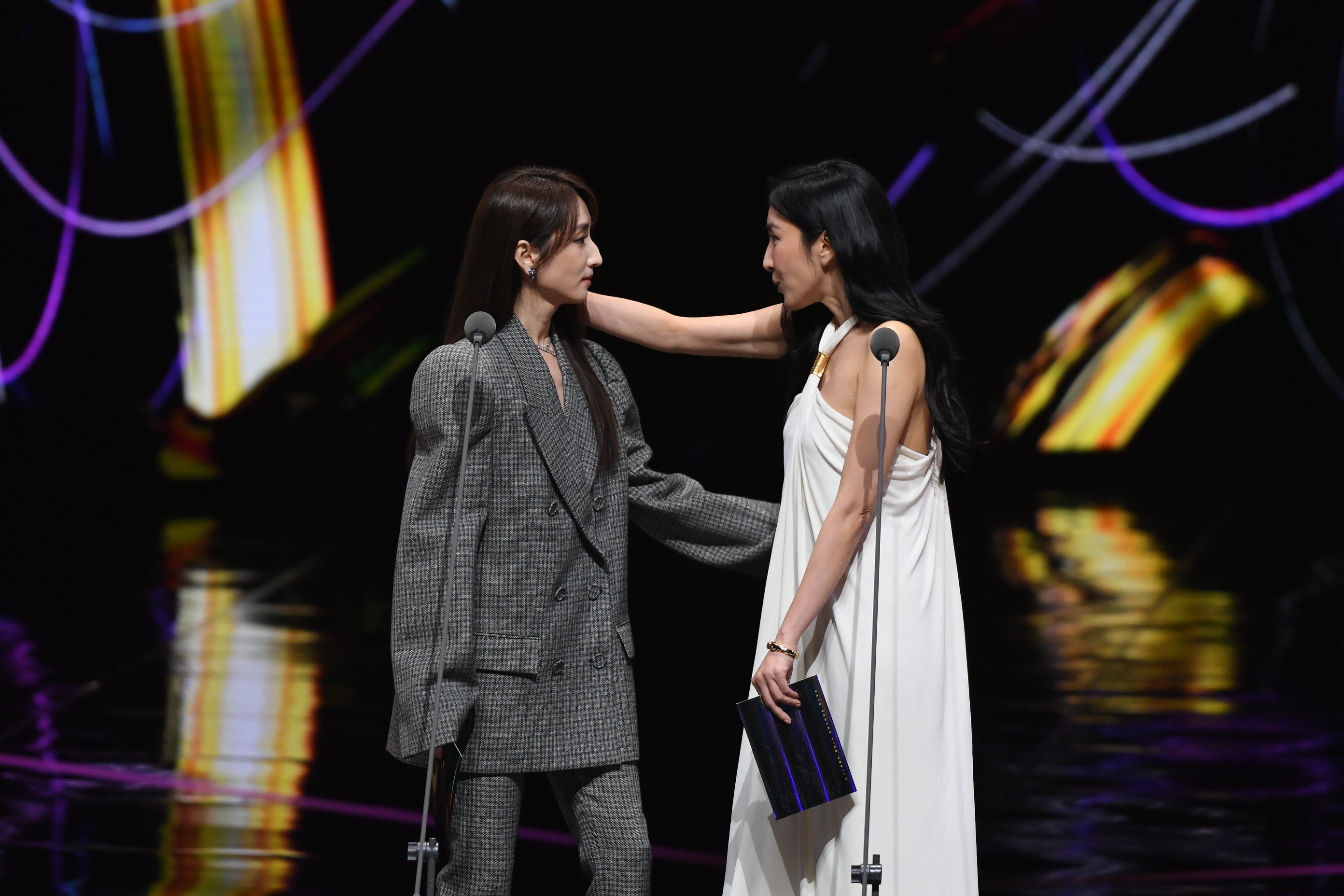 楊謹華、柯佳嬿頒獎上演女女吻，轟動全場。（三立提供）