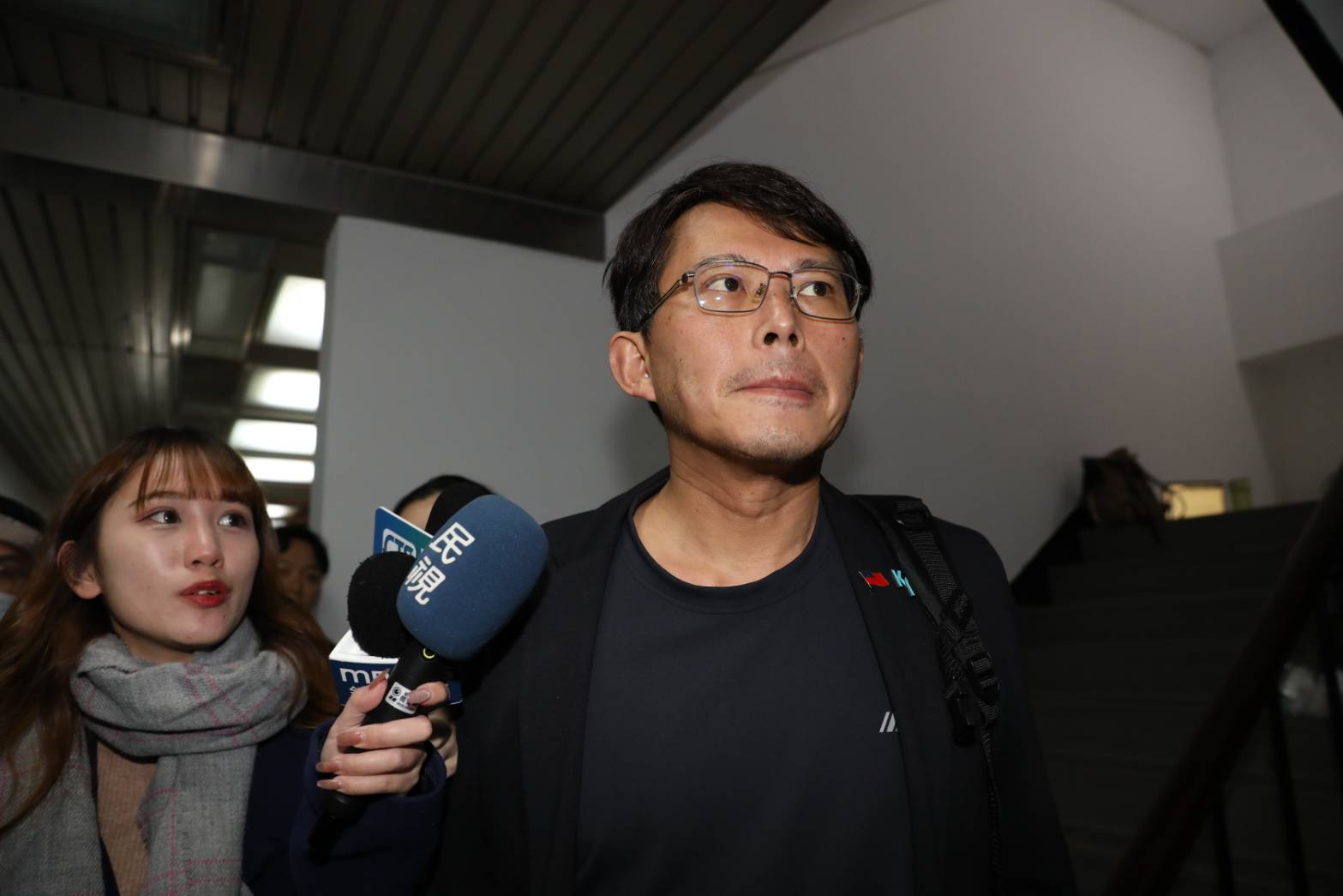 民眾黨主席柯文哲因捲入官司而請辭，由民眾黨立法院黨團總召黃國昌代理主席。