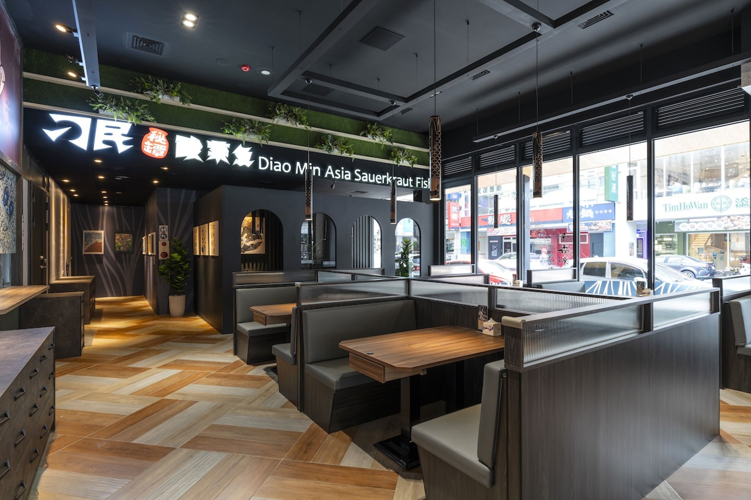 全台最大旗艦店高雄富裕店用餐空間寬敞，以大片落地窗迎接高雄熱情陽光。