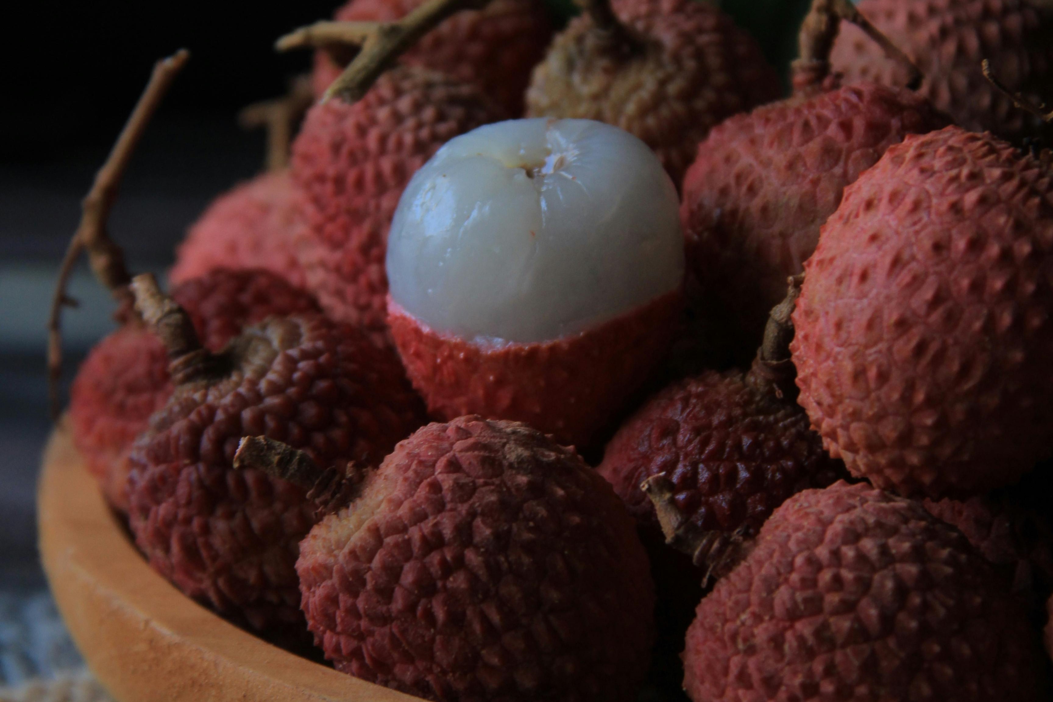 荔枝進入產季，當季爆甜好吃但別貪多！農業部警告「吃太多可能流鼻血」。（pexels）