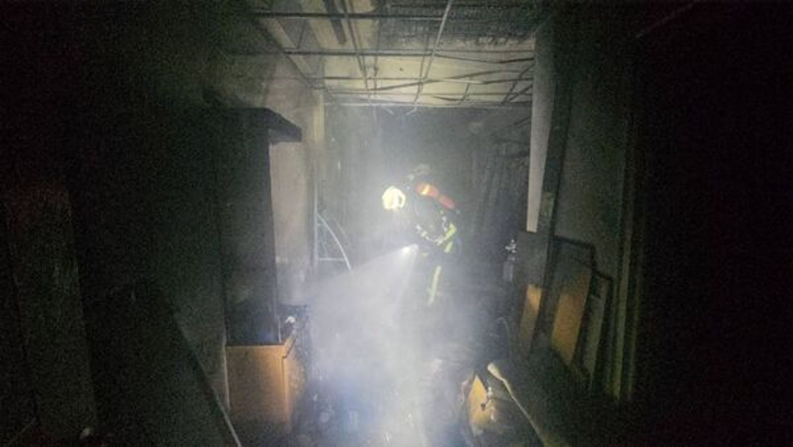 彰化透天厝驚傳火警!巴威強風助長火勢 3到5樓濃煙狂竄室內全燻黑