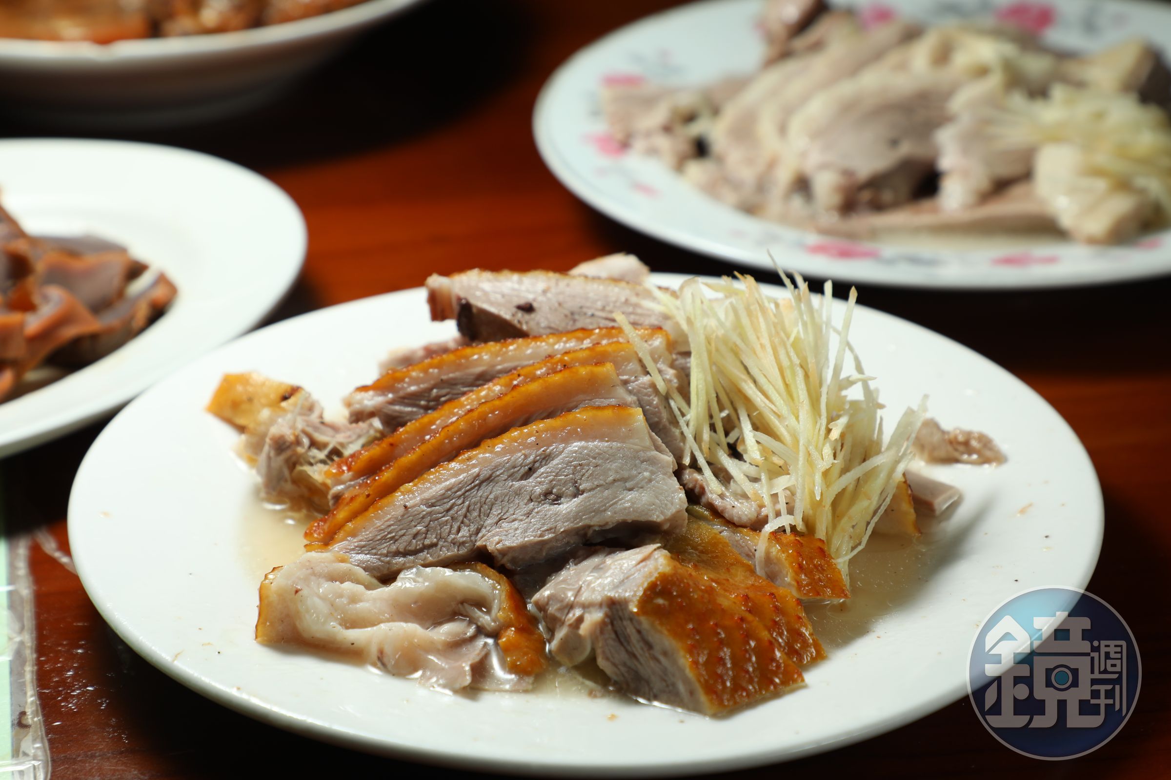 煙燻鵝肉香氣淡雅卻仍有味，越嚼越香，讓人印象深刻。（燻鵝肉切盤300元／份）