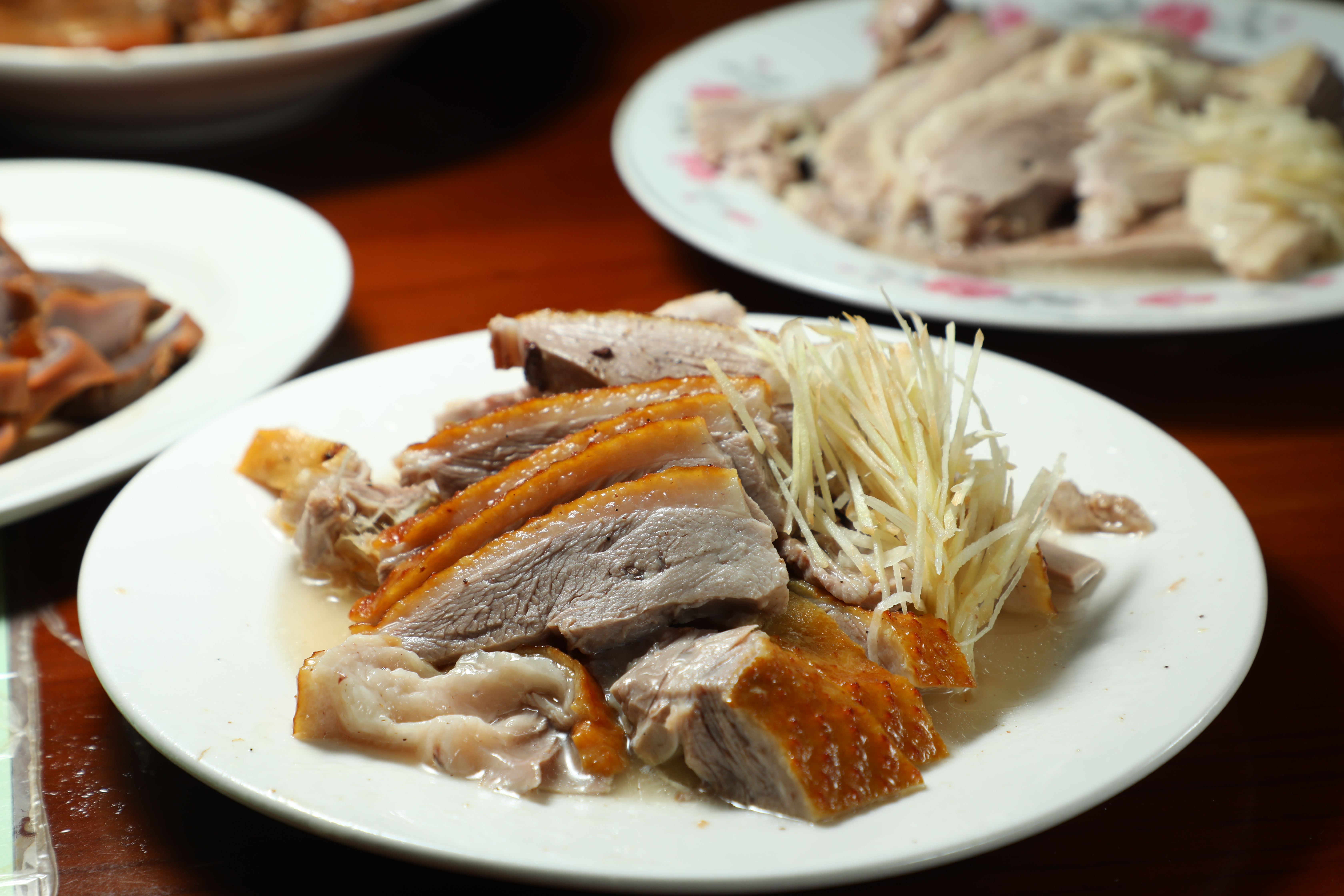 煙燻鵝肉香氣淡雅卻仍有味,越嚼越香,讓人印象深刻。(燻鵝肉切盤300元/份)