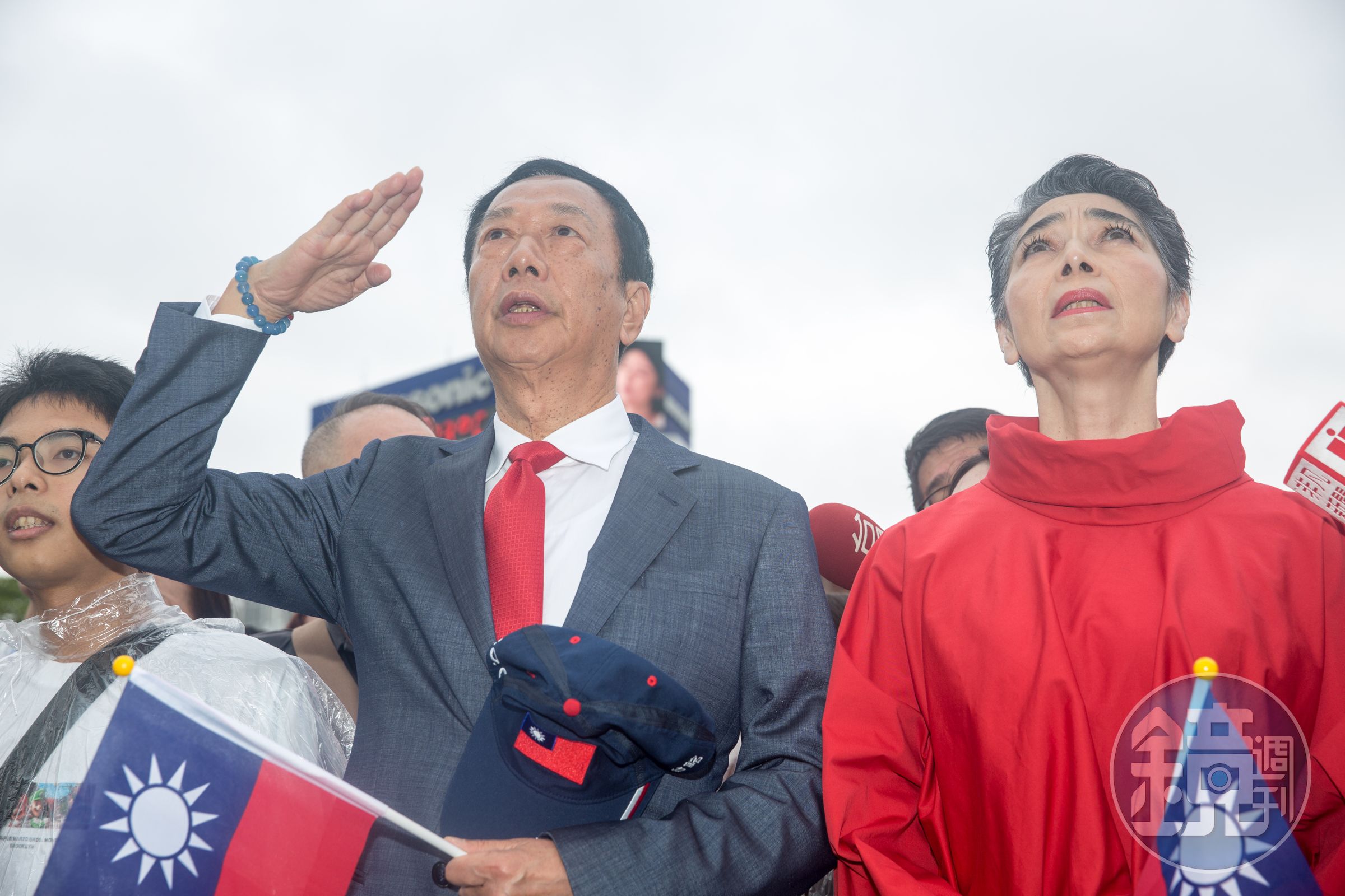 郭台銘(左)今晚拋出醫護政見,喊話不要再讓「血汗醫護」做功能,右為其副手賴佩霞。(本刊資料照)