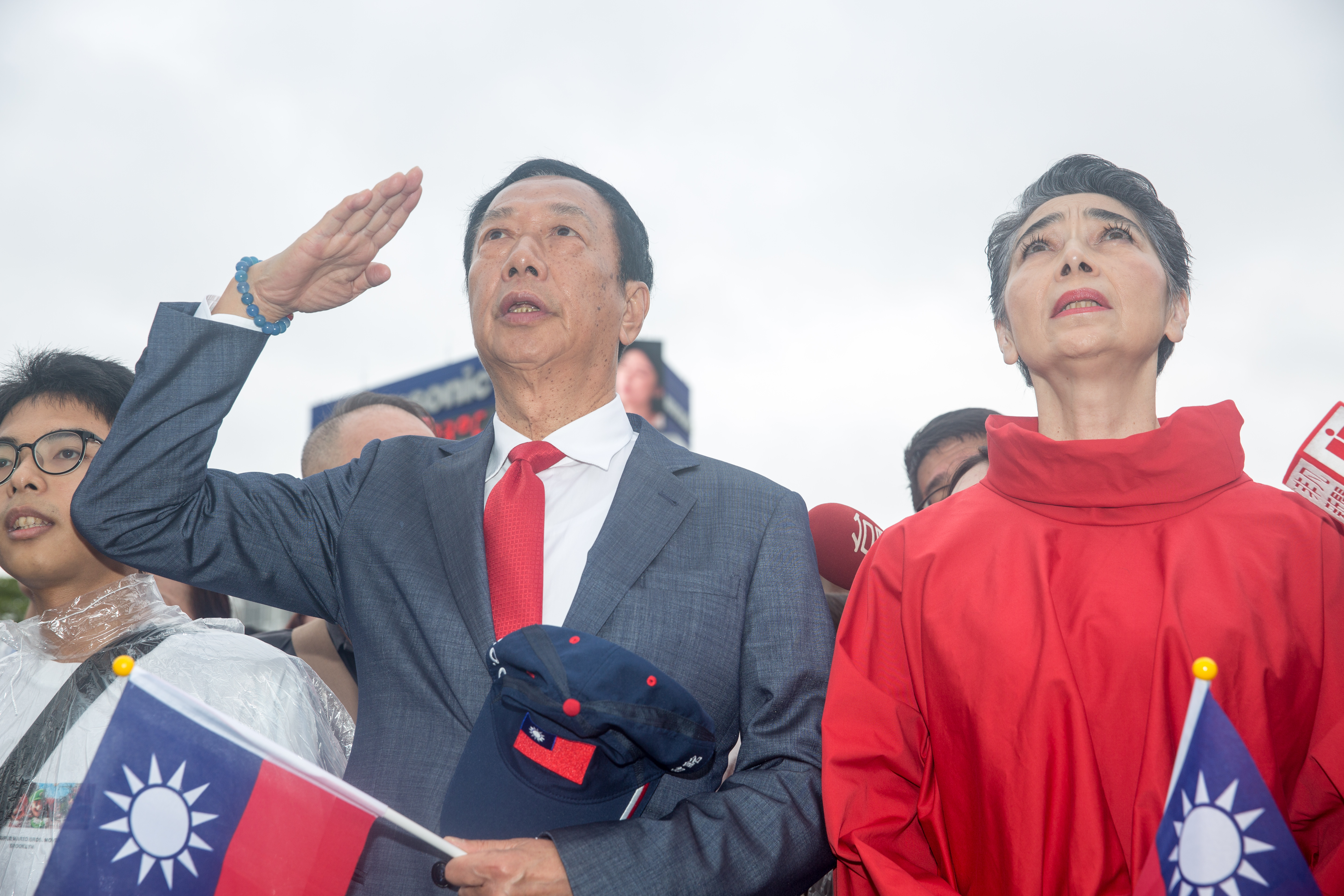 郭台銘（左）今晚拋出醫護政見，喊話不要再讓「血汗醫護」做功能，右為其副手賴佩霞。（本刊資料照）