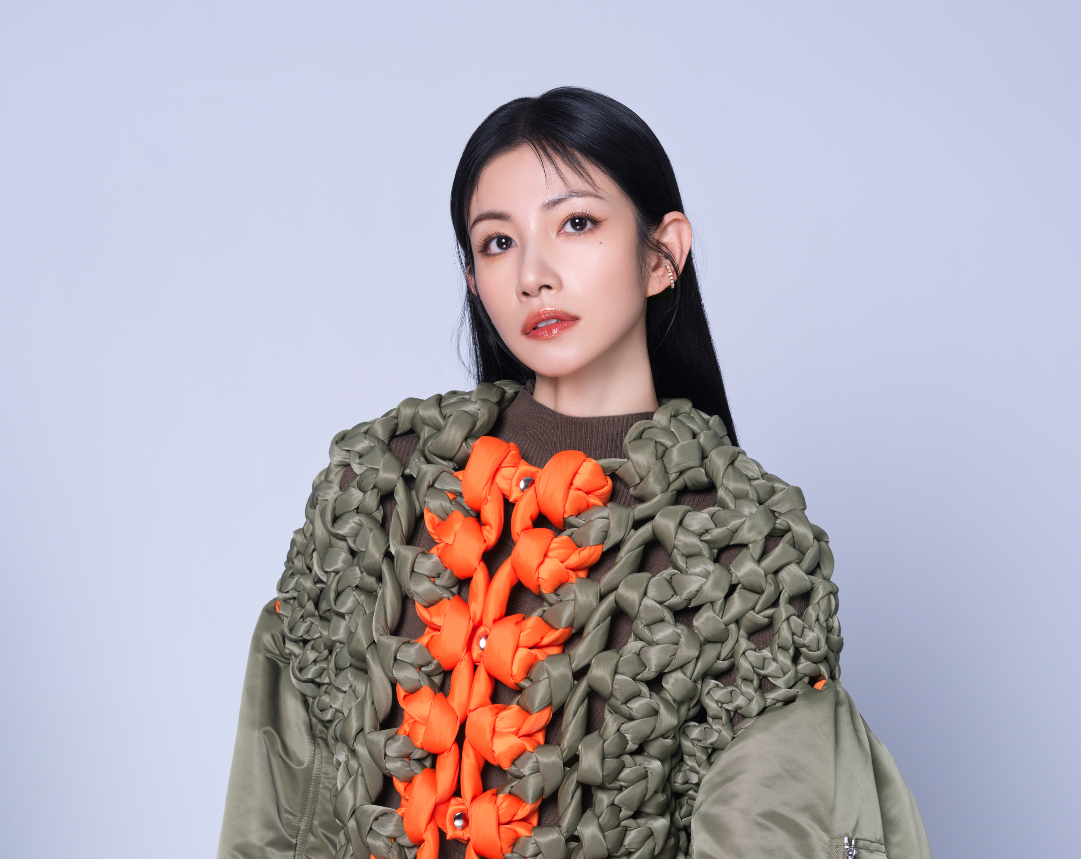 李千娜從小就熟悉秀場文化，也期待在台上重現秀場黃金年代的造型與歌曲。（說實話娛樂提供）
