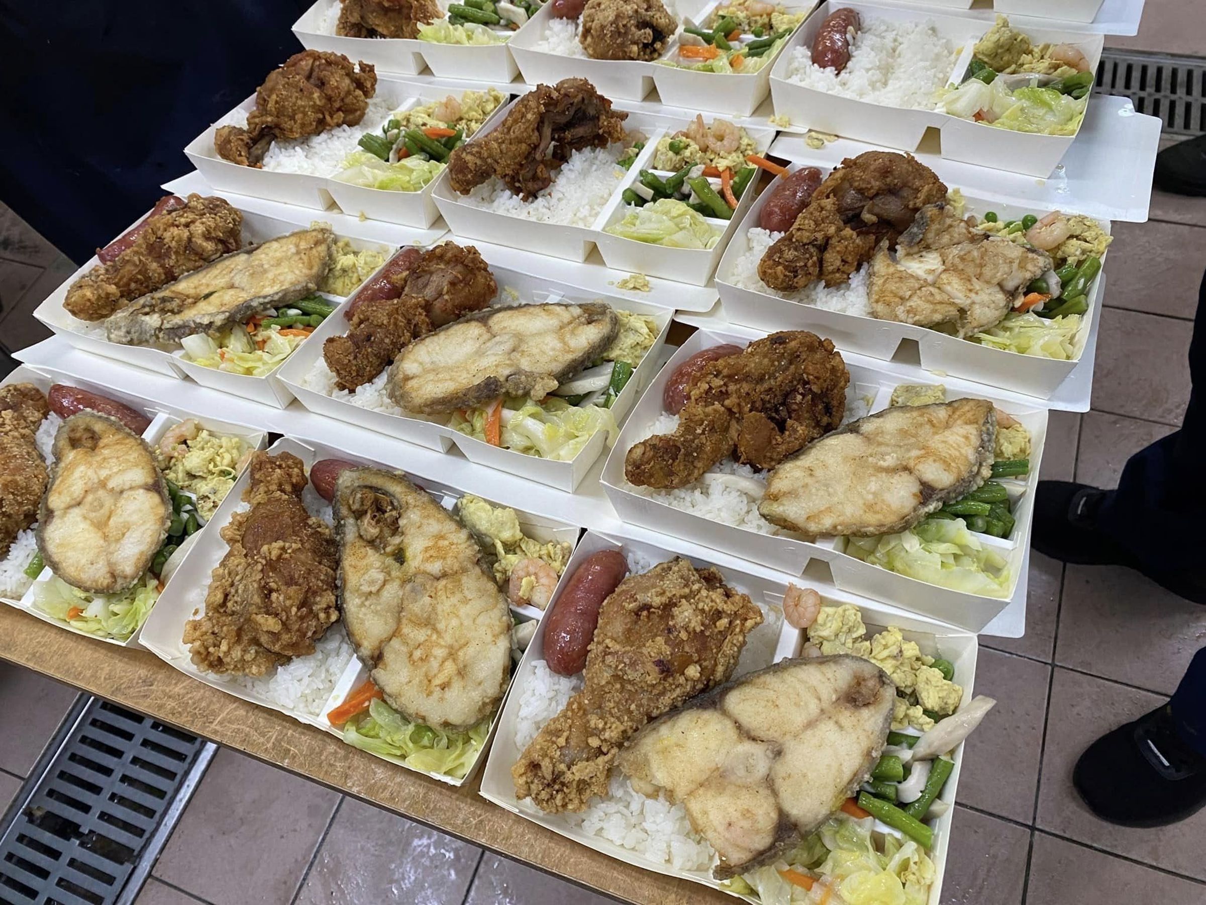 桃園市政府警察局的員工餐廳CP值超高,吸引市府員工中午團購。(翻攝自桃園市政府警察局臉書)