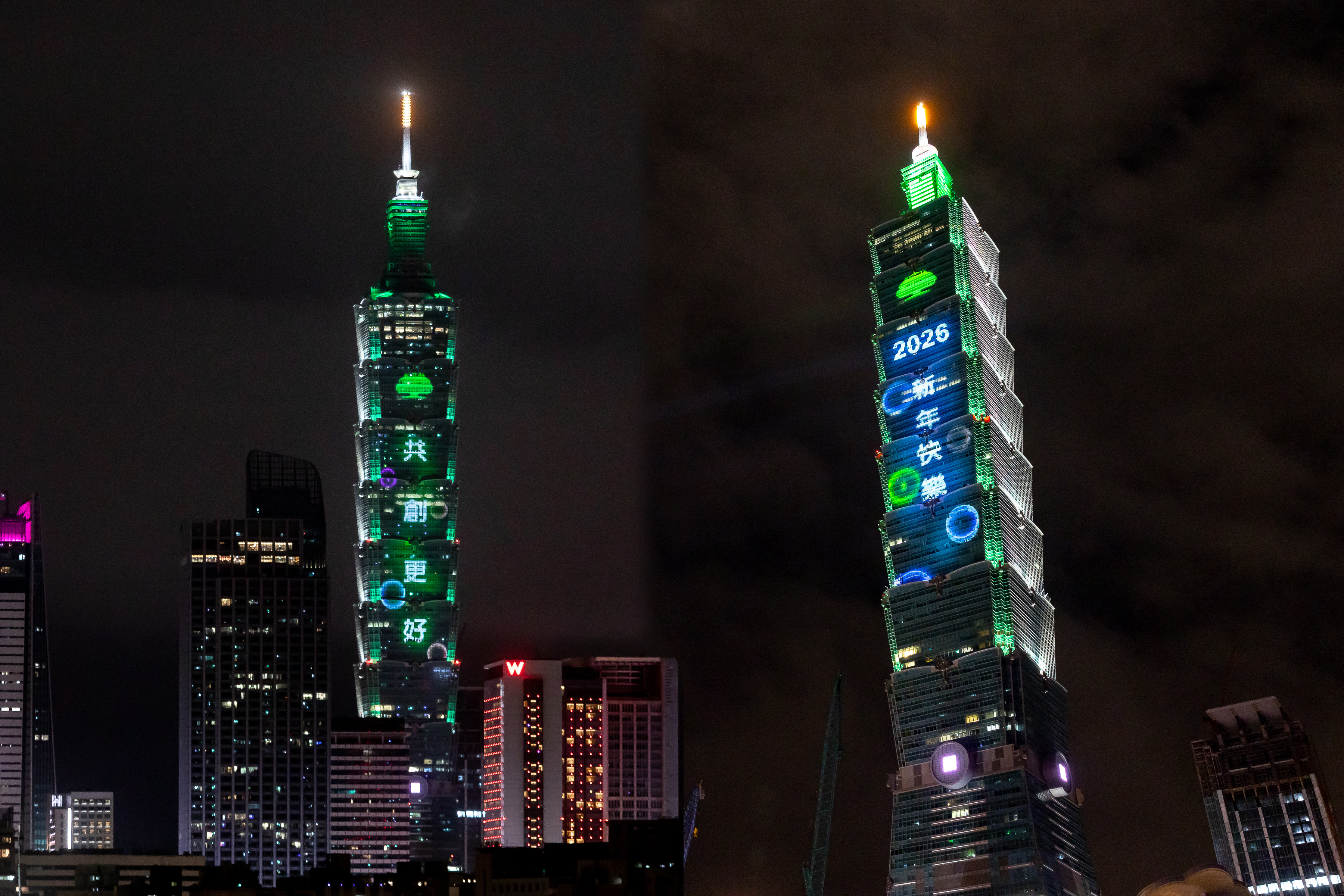 國泰金控再度登上台北101跨年倒數光雕，透過溫暖的光影，點亮台北101，攜手國泰人壽、國泰世華銀行、國泰產險、國泰證券、國泰投信傳遞對全台民眾的祝願，2026共創更好的台灣。（圖／國泰金控提供）