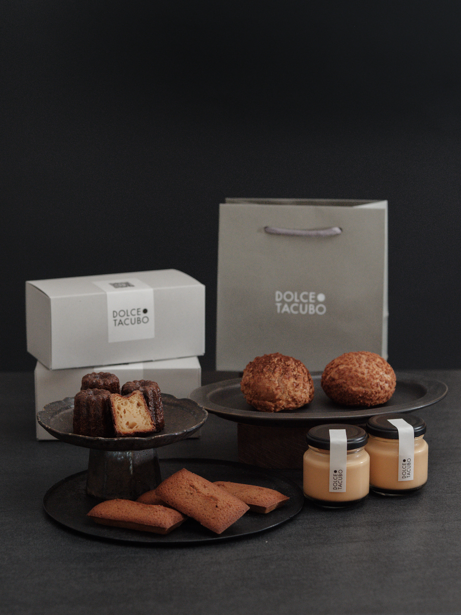 「極致品味四重奏Dolce Gourmand Box」內含現烤費南雪4入、法式可麗露4入、焦糖布丁2入與卡士達泡芙2入。（1,680元／份）