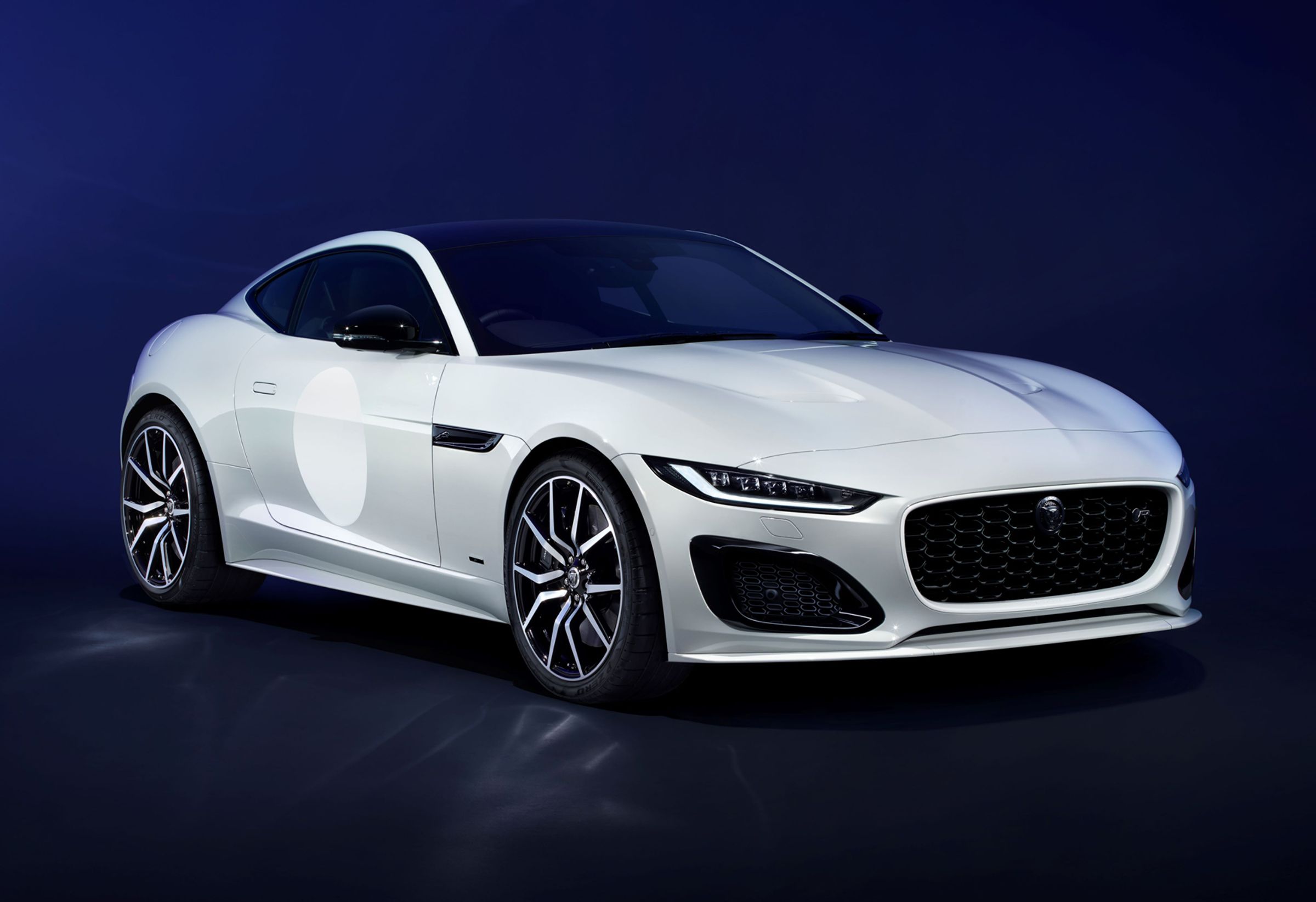 JLR Taiwan宣布將導入由SV Bespoke特殊車輛部門所打造，全台限量6部的Jaguar F-TYPE ZP Edition Coupe車型。