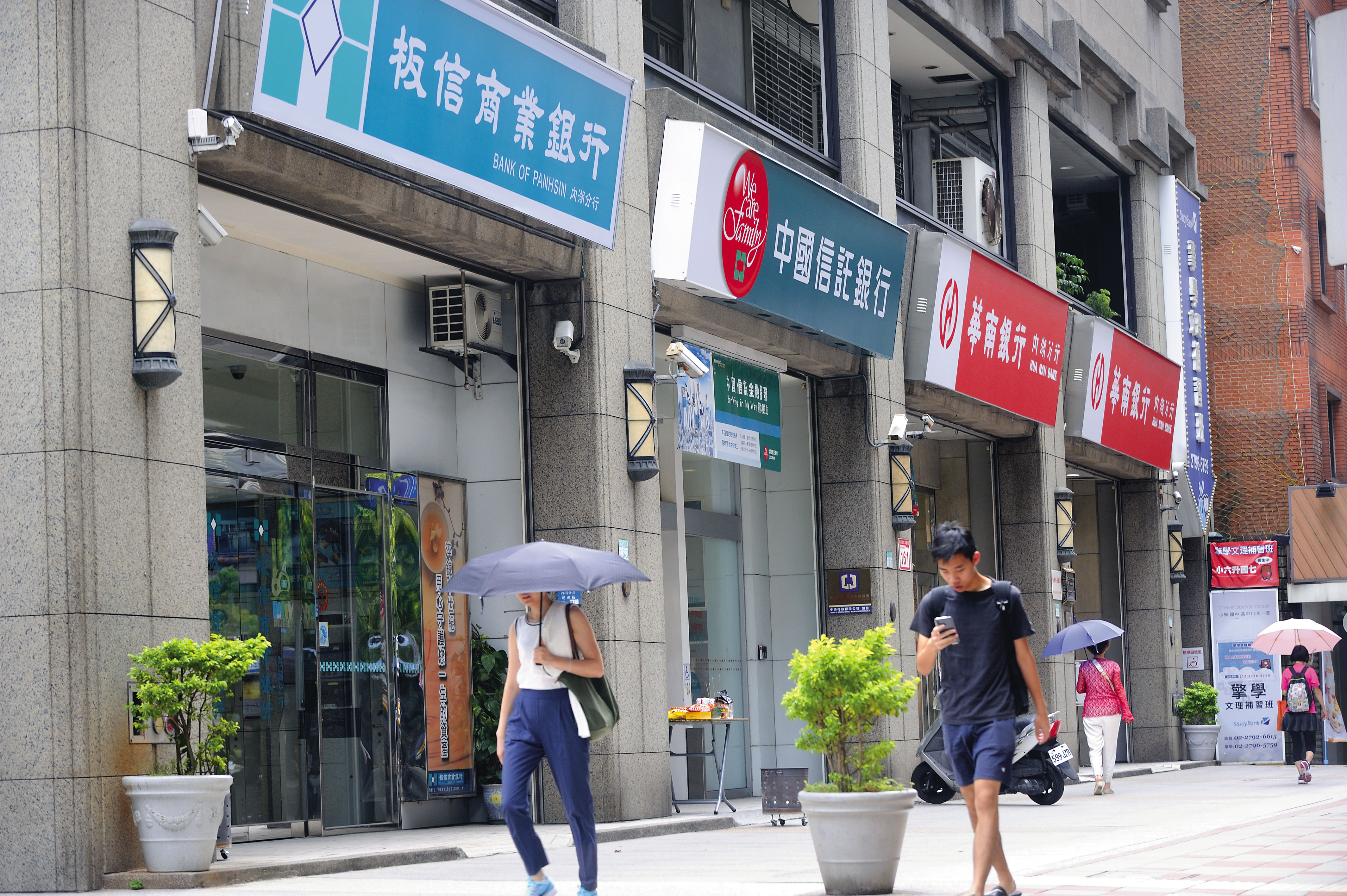 限貸令上膛，銀行保守鑑價，壓抑房市，價量持續盤整。