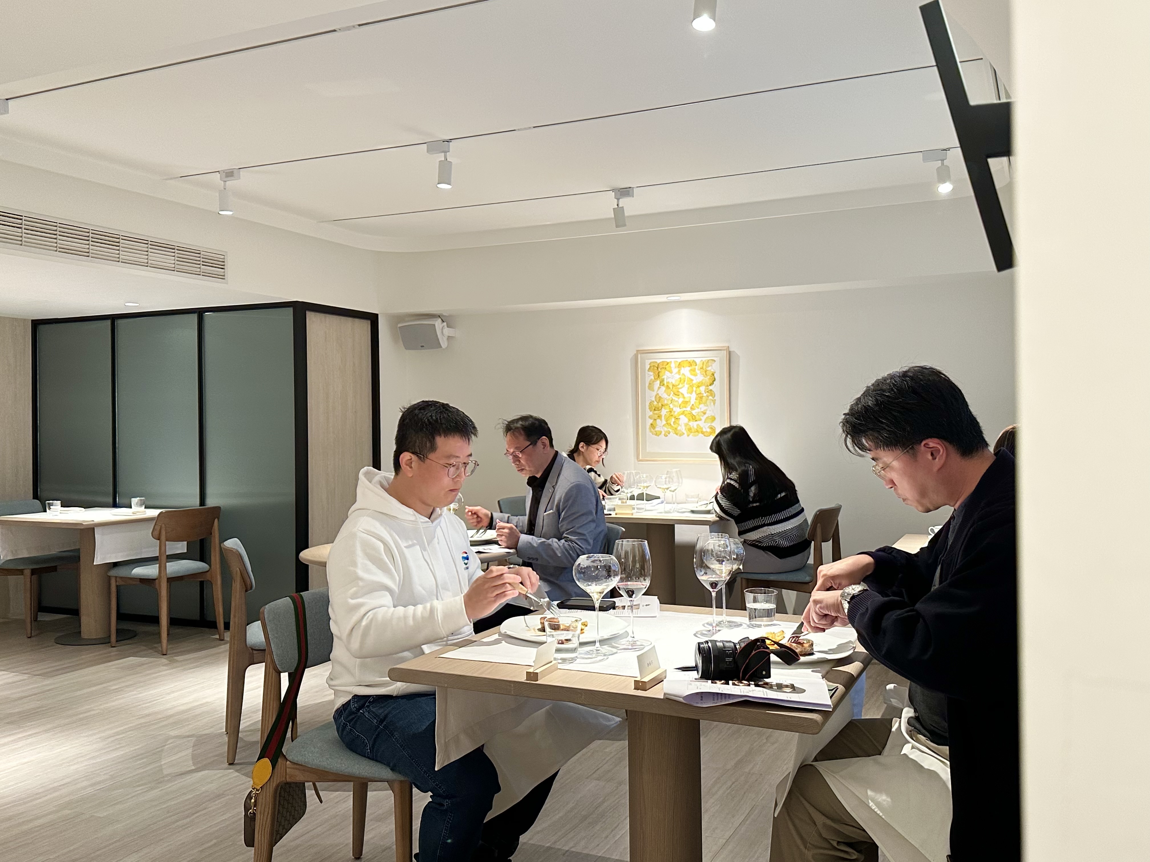 座位區以乳白色基調營造北歐居家氛圍。