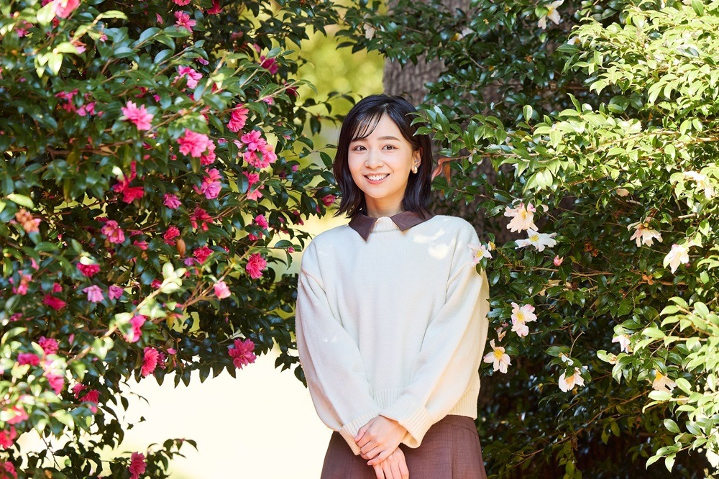 佳子站粉紅色和白色山茶花之間。（翻攝宮內廳）