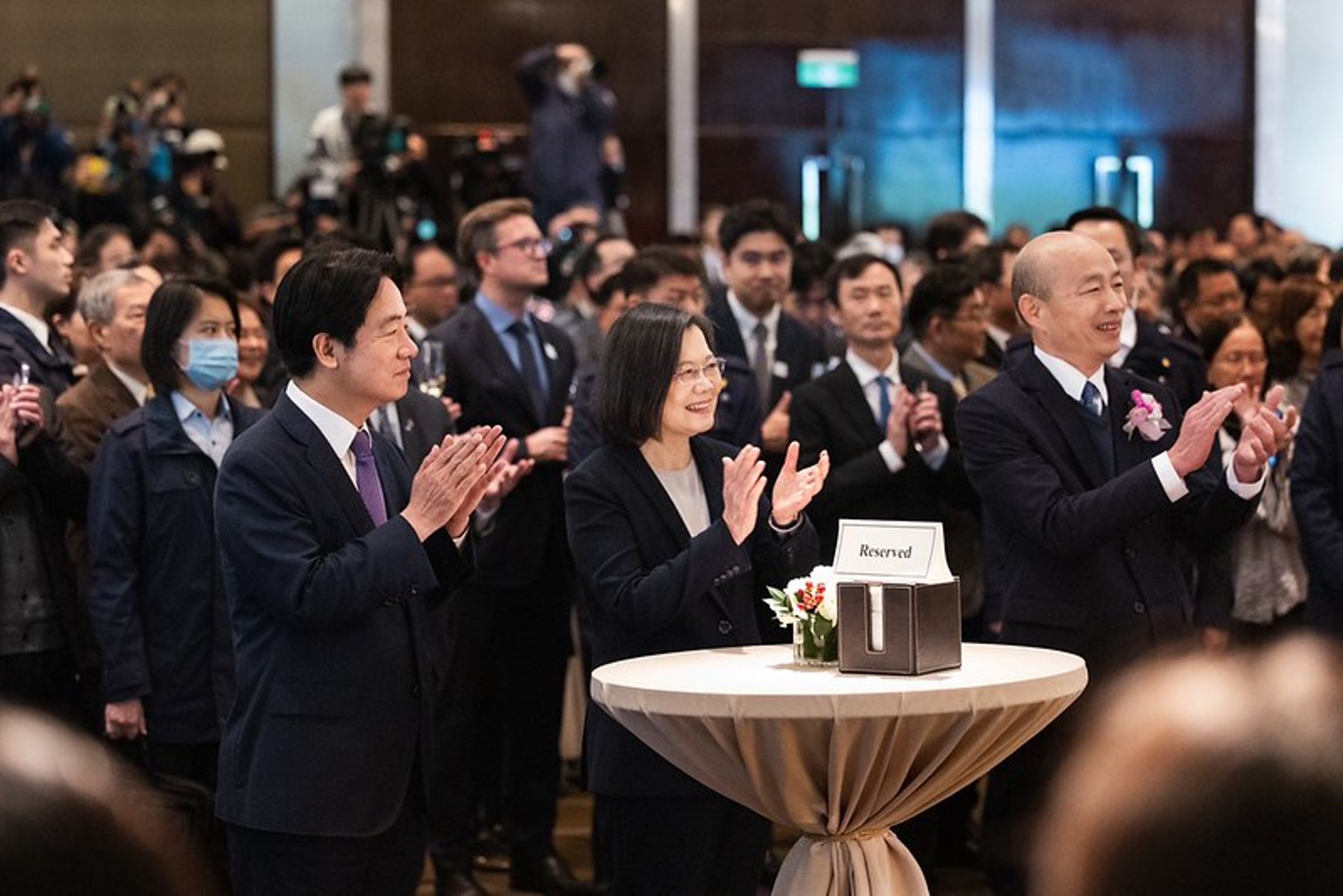總統蔡英文昨(26)日晚間偕同副總統賴清德出席「日本天皇陛下華誕慶祝酒會」。(總統府提供)