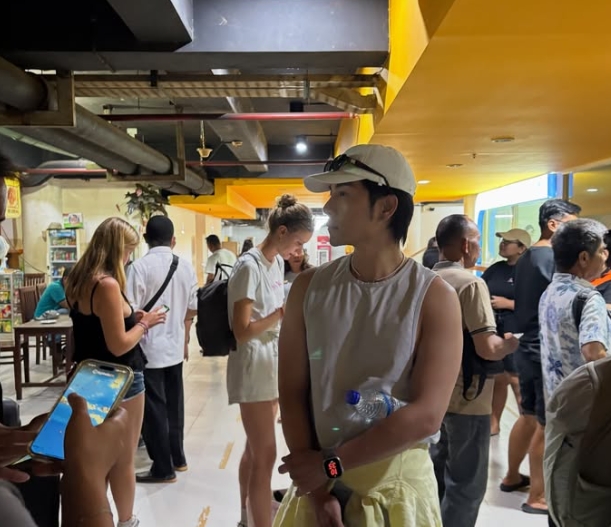 印尼火山噴發「網紅CEO森田困機場」。（翻攝自森田IG )