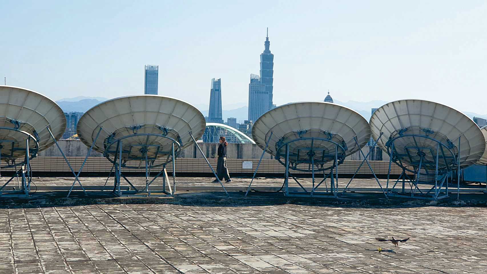 《衛星廣播電視法》規定，電視執照每6年由NCC換照審查，人事卡關停擺，業者恐陷違法窘境，也衝擊收視戶權益。