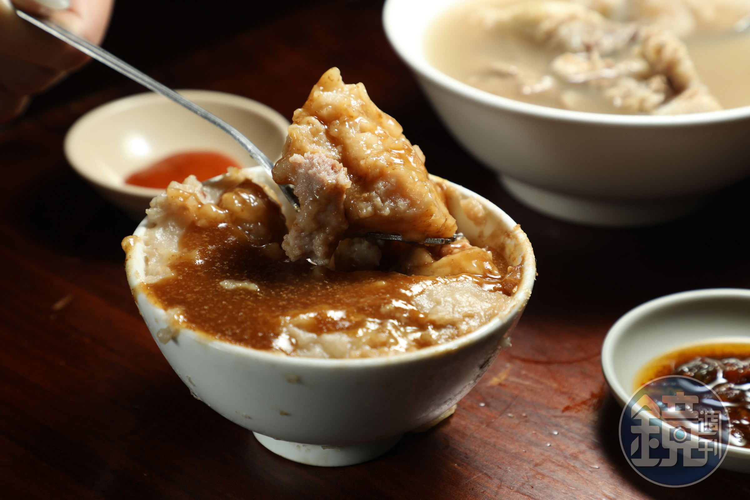 肉粽泰的「碗粿」吃得到濃厚米香,底部滿滿肉丁,在淋上店家調配的私房醬。(35元/個)