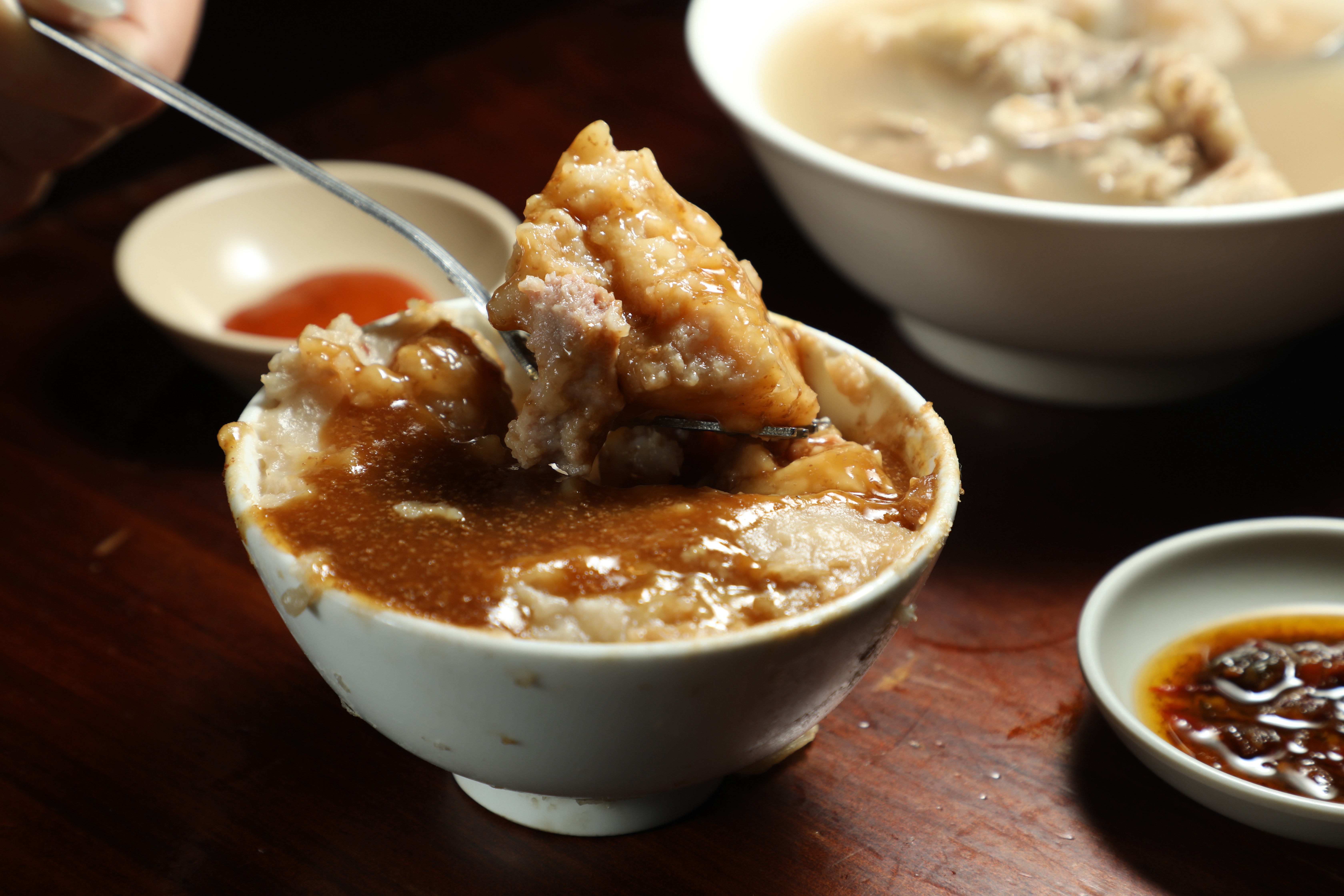 肉粽泰的「碗粿」吃得到濃厚米香，底部滿滿肉丁，在淋上店家調配的私房醬。（35元／個）